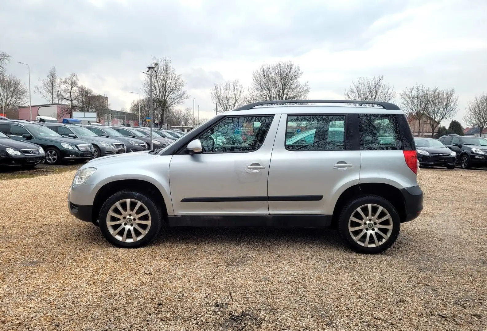 Skoda Yeti Ambition 4x4*LMF*Klimaaut.*AHK*TÜV:08/2025* Argent - 2
