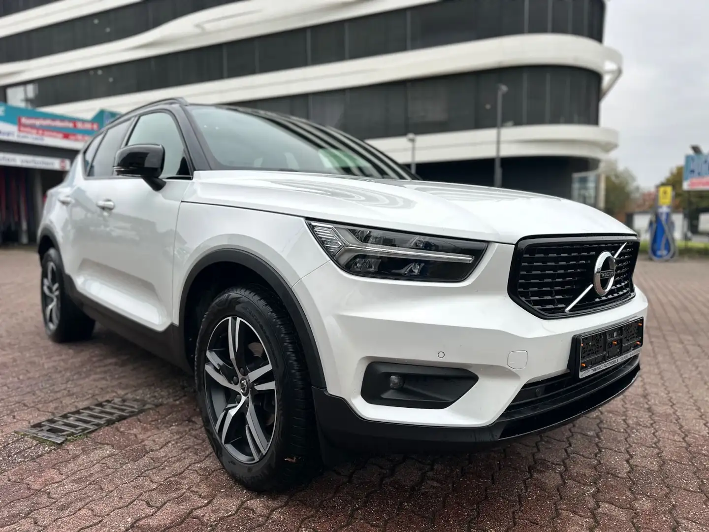 Volvo XC40 R Design 2WD*PDC*AUTOMATIK*DIG.TACHO*LEDER Weiß - 2