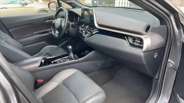 Toyota C-HR view 10