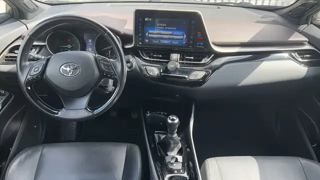 Toyota C-HR view 11