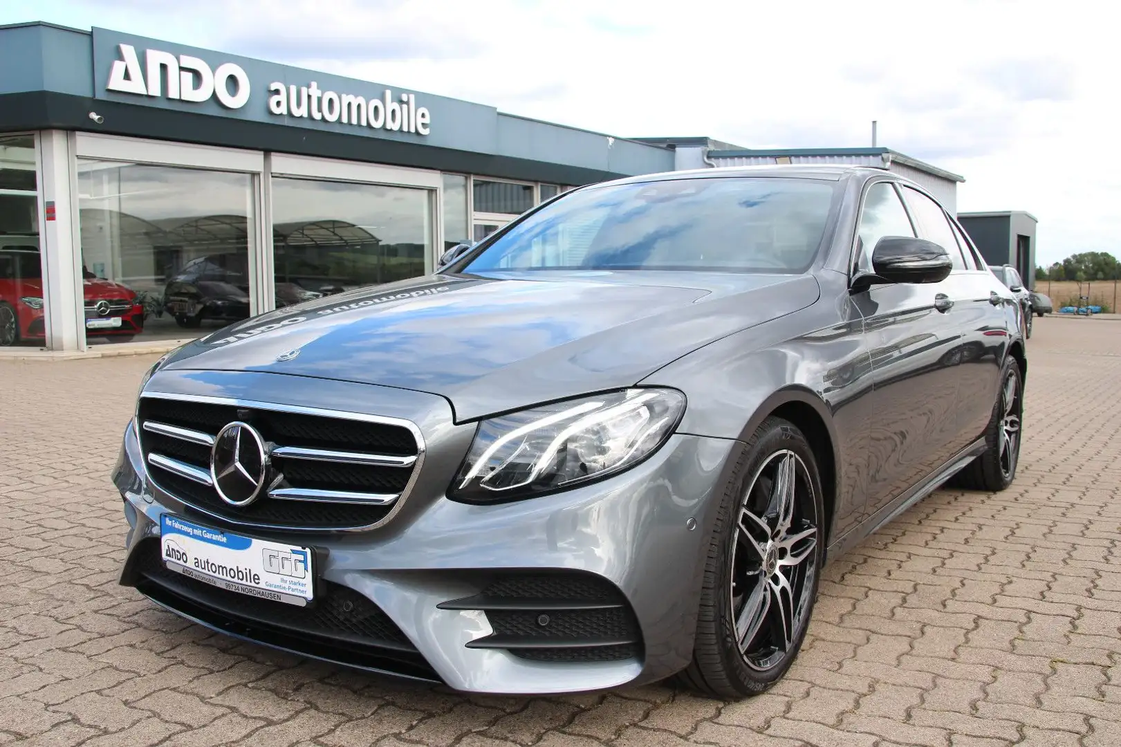 Mercedes-Benz E 300 Lim. AMG-Line NightPaket/ACC/LED/Pano/360° Grau - 1