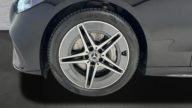 Mercedes-Benz 220 view 5