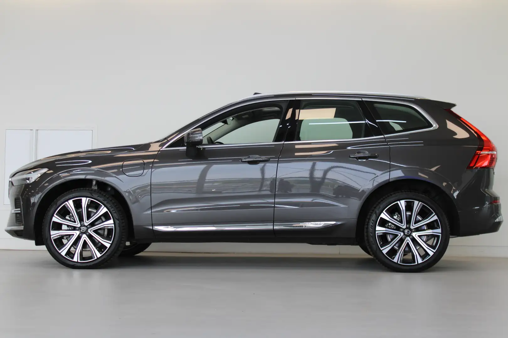 Volvo XC60 T6 Recharge Plus | 21" | 360 Camera | Elektr. vers Gris - 2