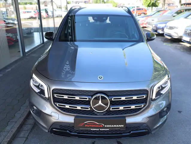Mercedes-Benz GLB view 3