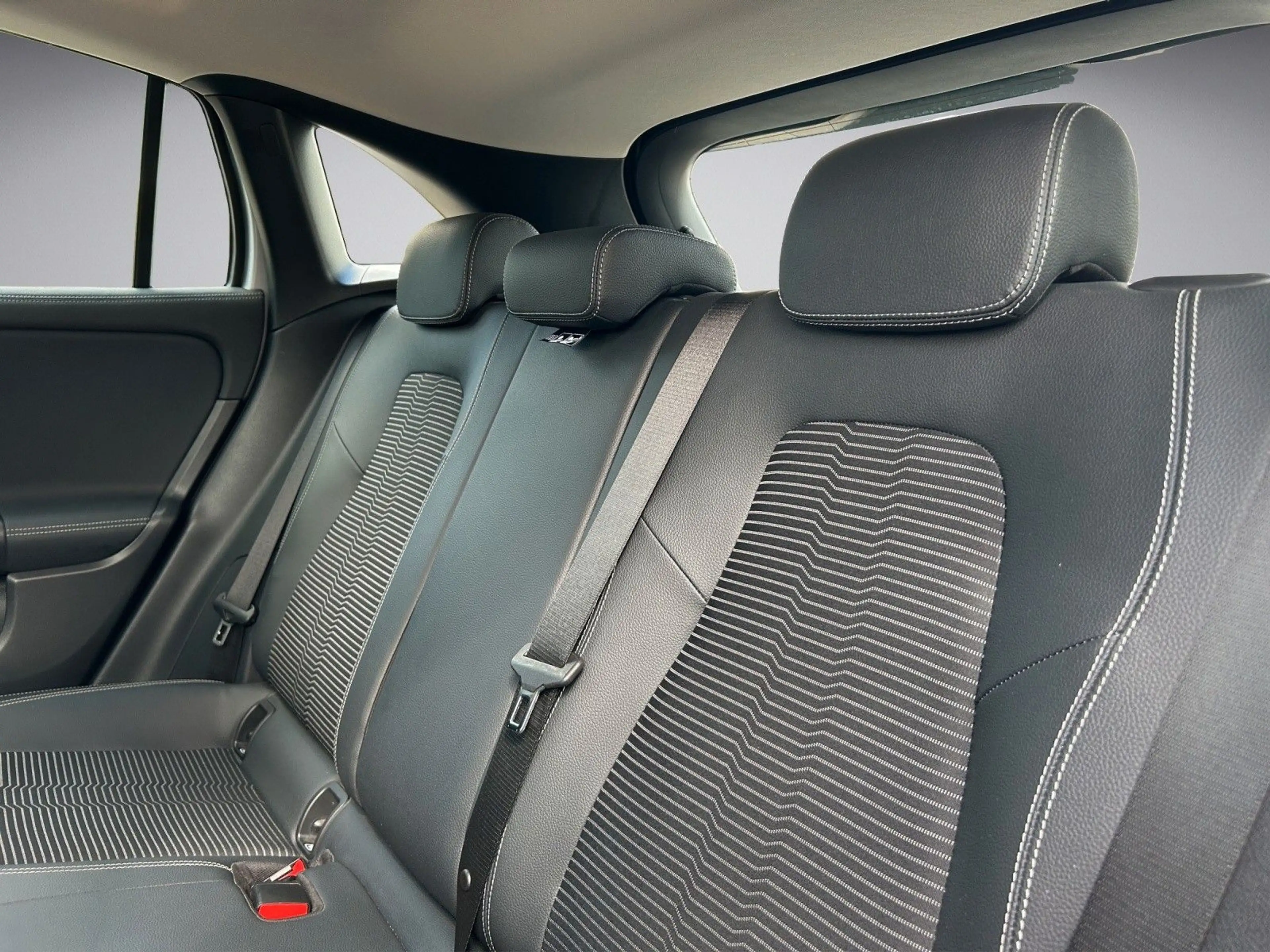 Mercedes-Benz GLA 200 AUT Kam. KlimaA LED LM Navi PDC ParkAss — photo 12