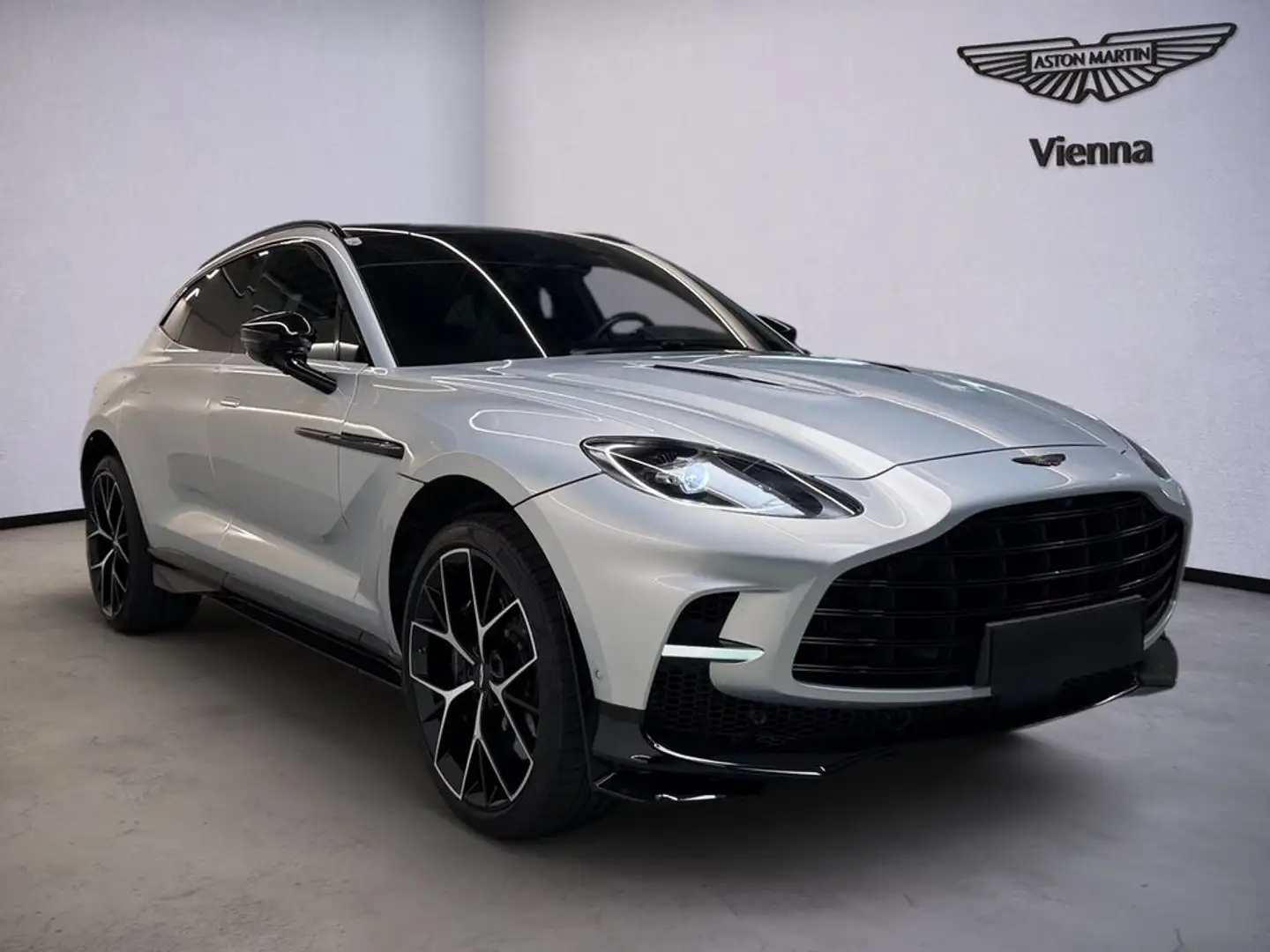 Aston Martin DBX DBX707  | Lightning Silver | Pano | AHK | 23'' Silber - 2