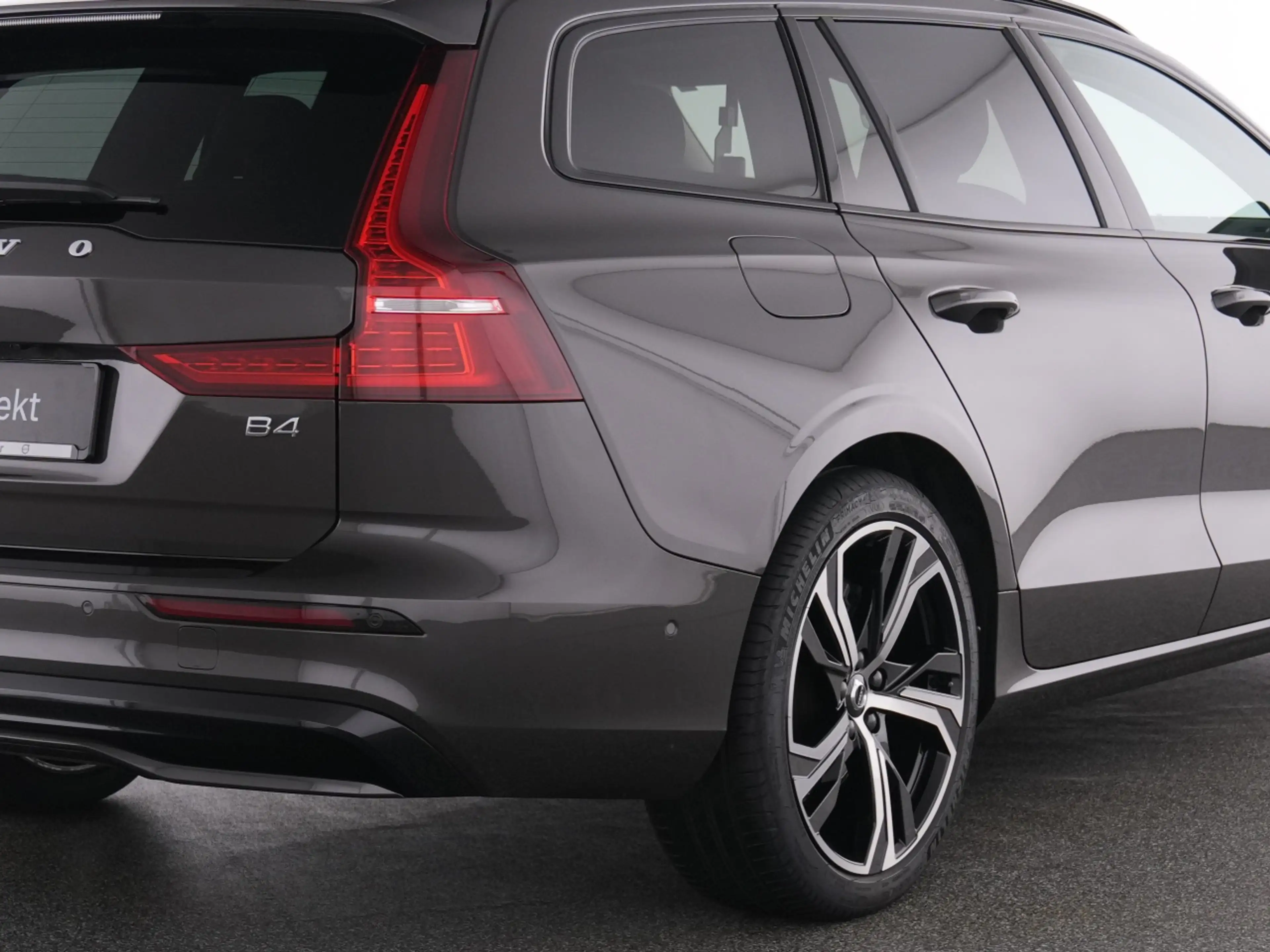 Volvo V60 B4  Plus Dark+FAP+HKSOUND+LM19+MET+WINTERPAK — photo 10