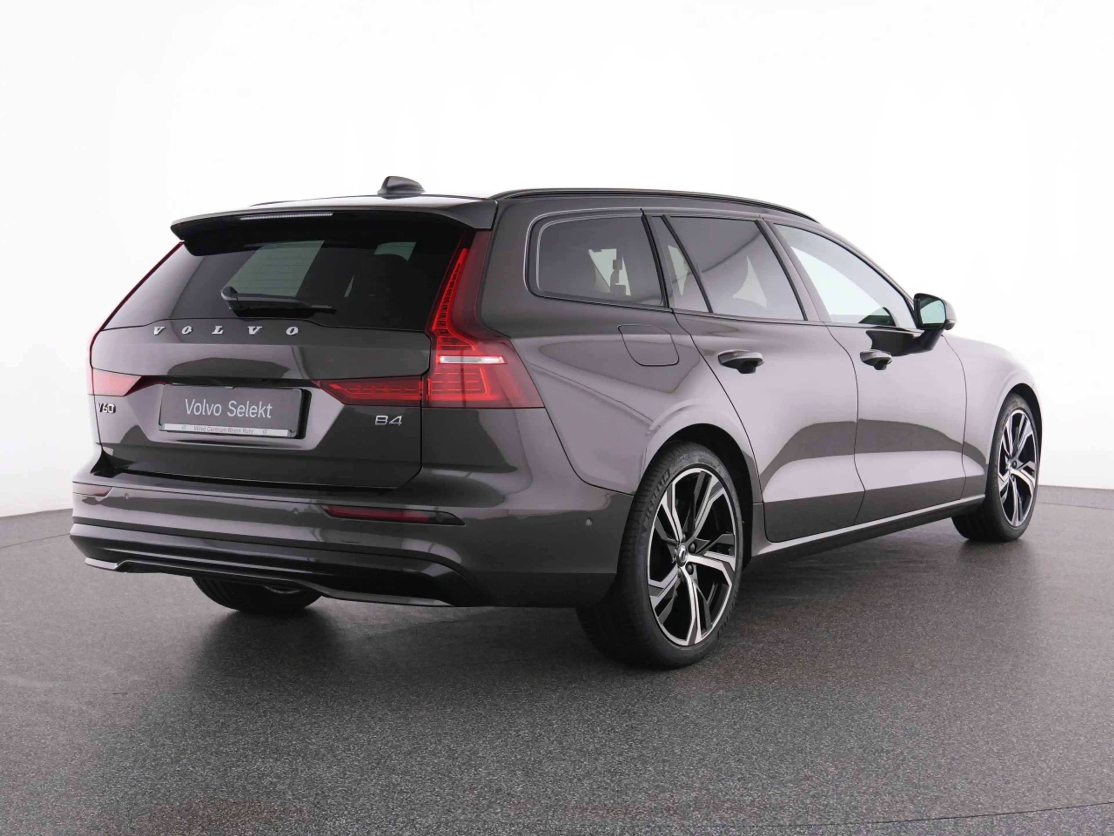 Volvo V60 B4  Plus Dark+FAP+HKSOUND+LM19+MET+WINTERPAK — photo 3