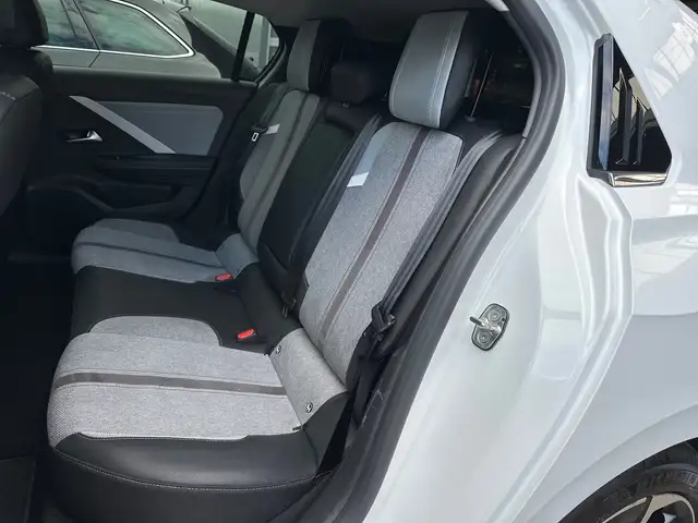 Opel Astra view 11