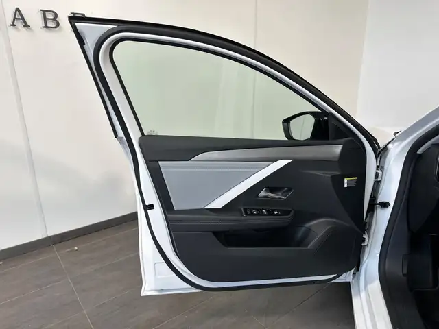 Opel Astra view 6