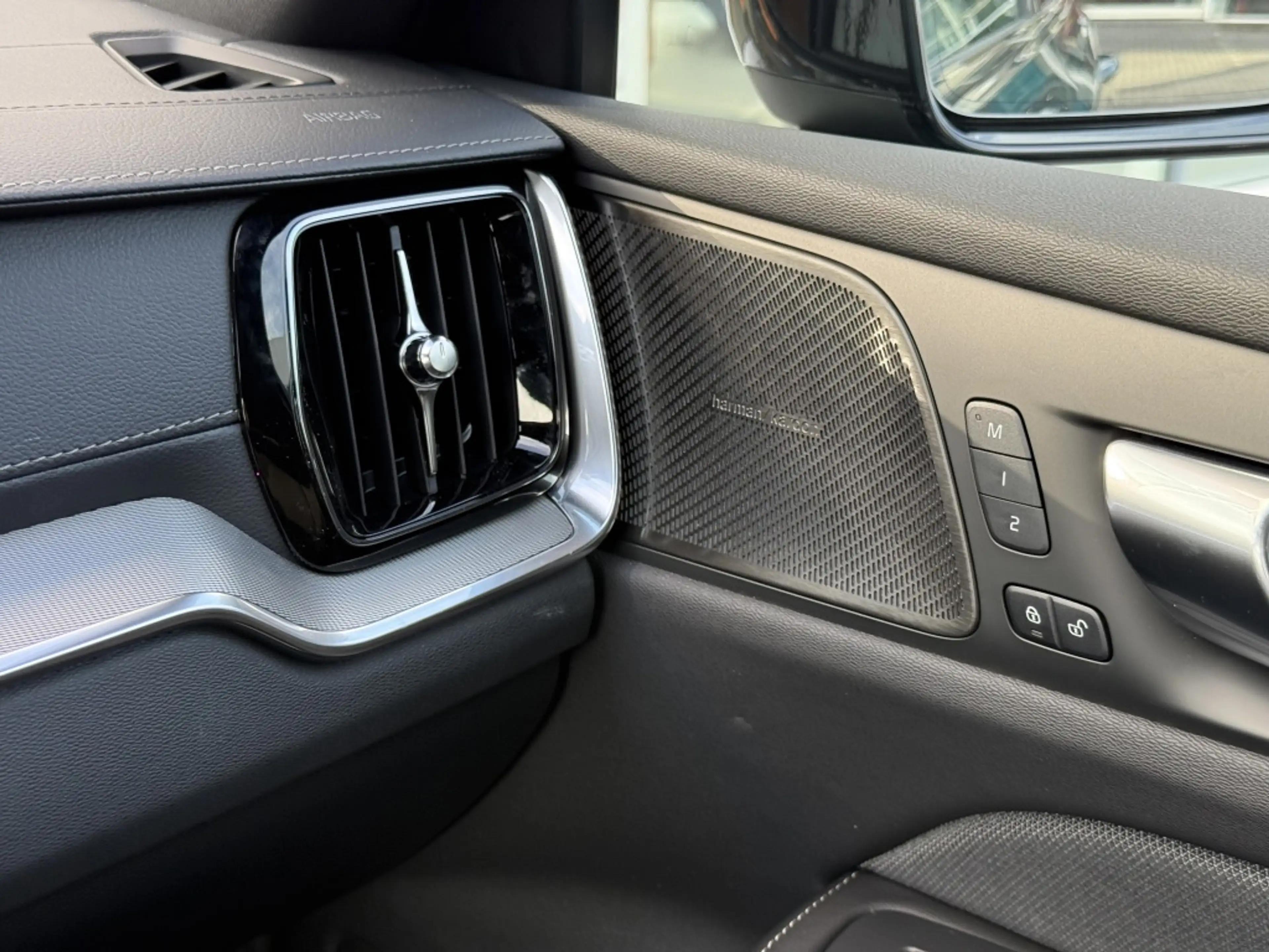 Volvo V60 T6 398PK Recharge Ultra Dark| Pano| 360Camera| Ada — photo 22