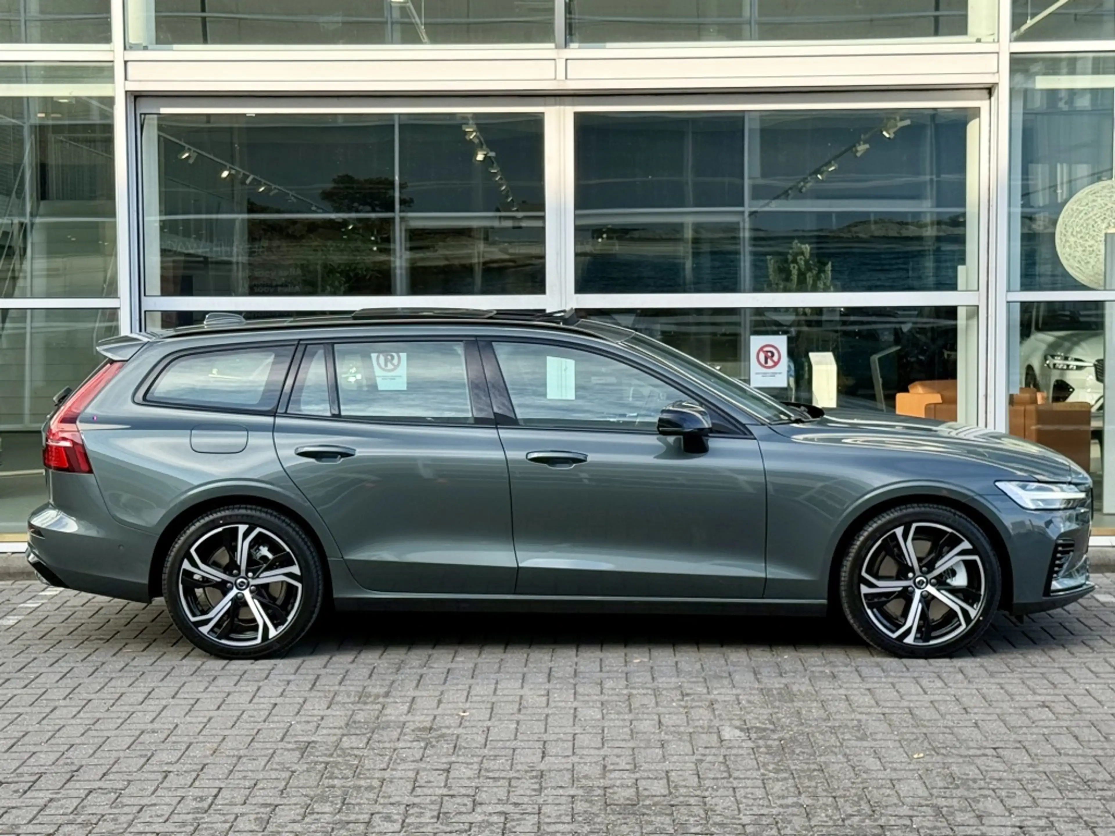 Volvo V60 T6 398PK Recharge Ultra Dark| Pano| 360Camera| Ada — photo 4