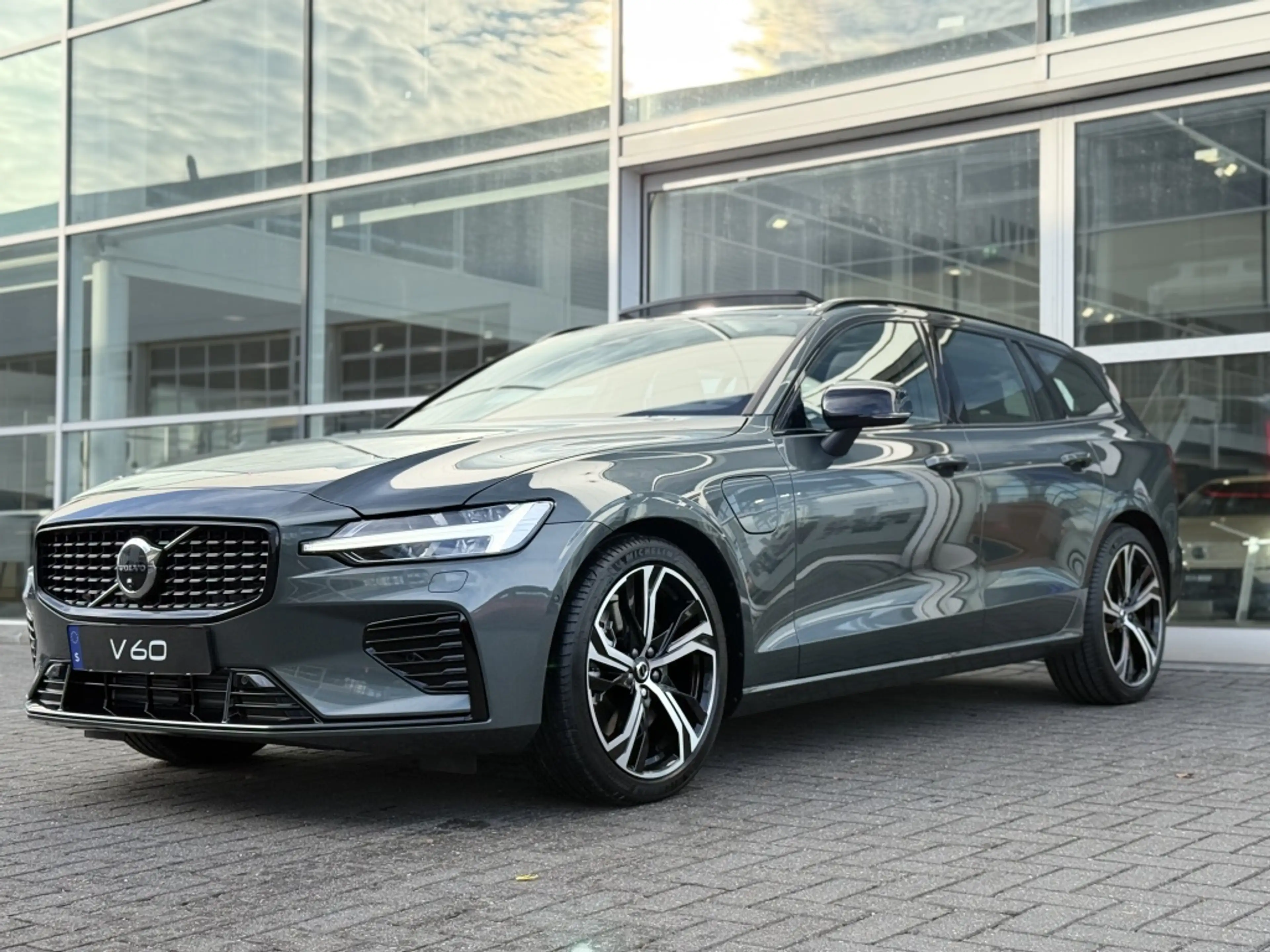 Volvo V60 T6 398PK Recharge Ultra Dark| Pano| 360Camera| Ada — photo 3