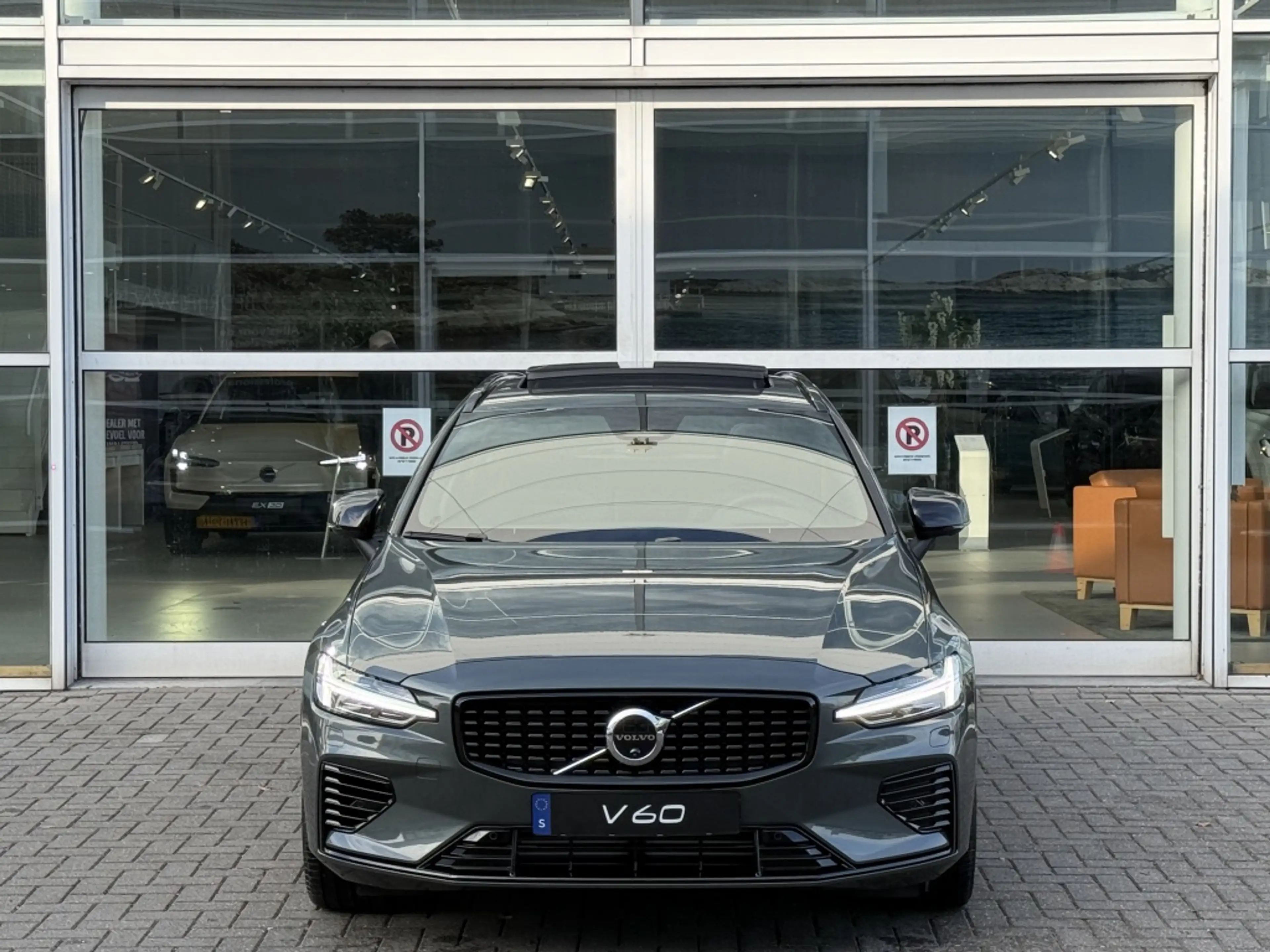 Volvo V60 T6 398PK Recharge Ultra Dark| Pano| 360Camera| Ada — photo 2