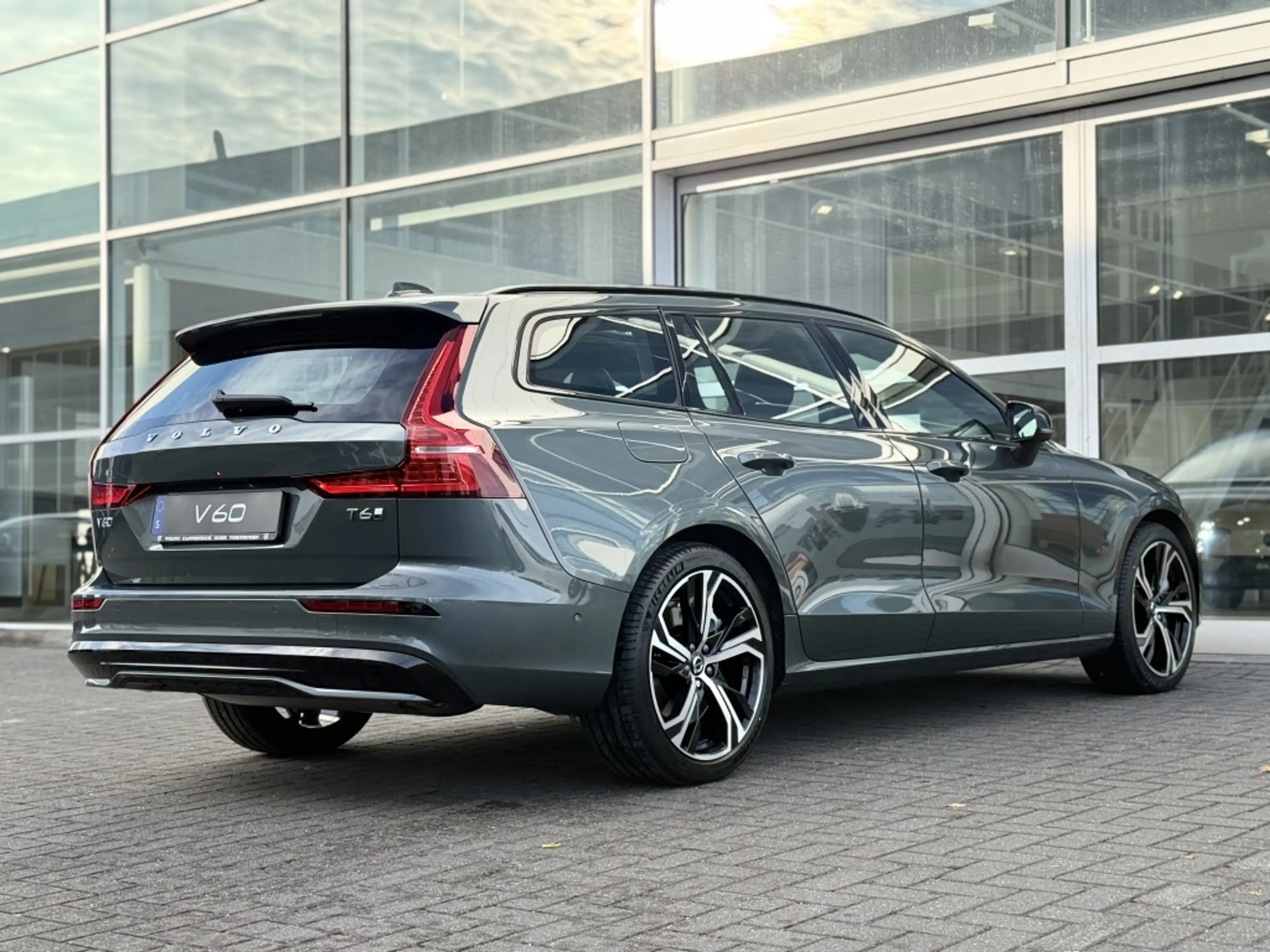 Volvo V60 T6 398PK Recharge Ultra Dark| Pano| 360Camera| Ada — photo 7