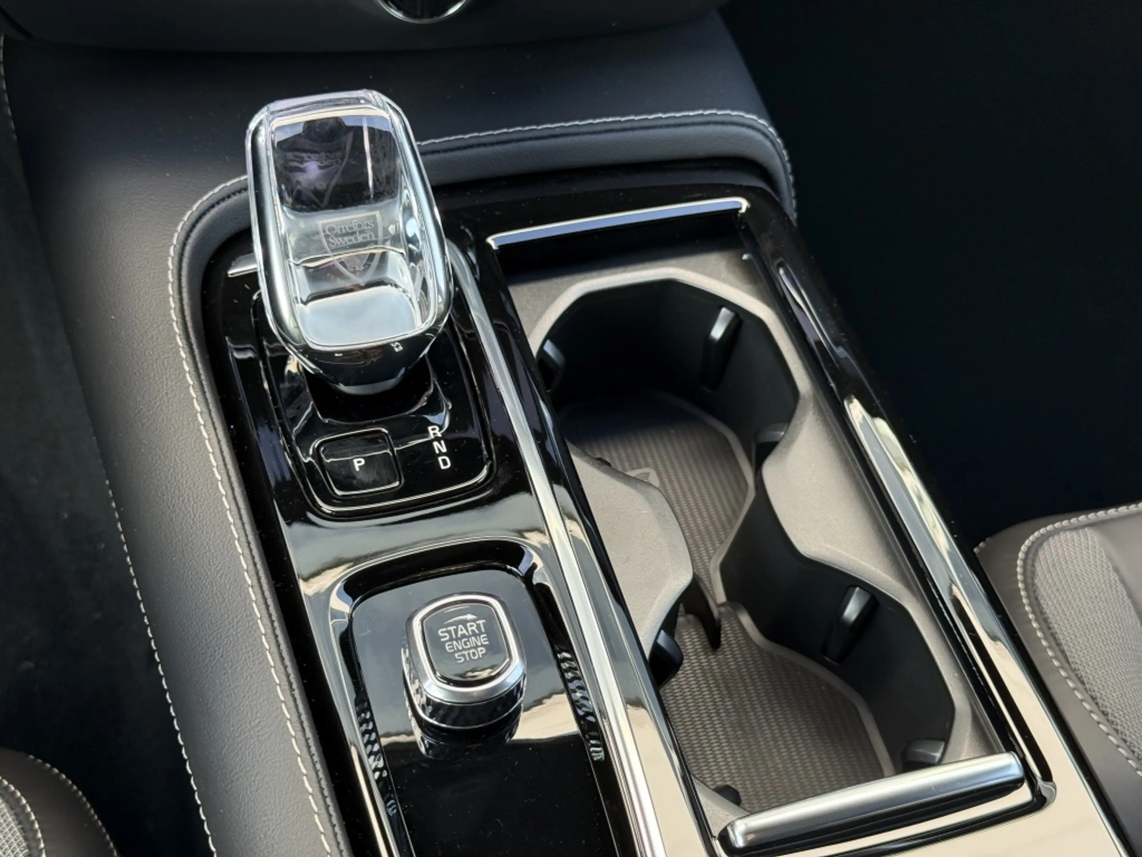 Volvo V60 T6 398PK Recharge Ultra Dark| Pano| 360Camera| Ada — photo 29