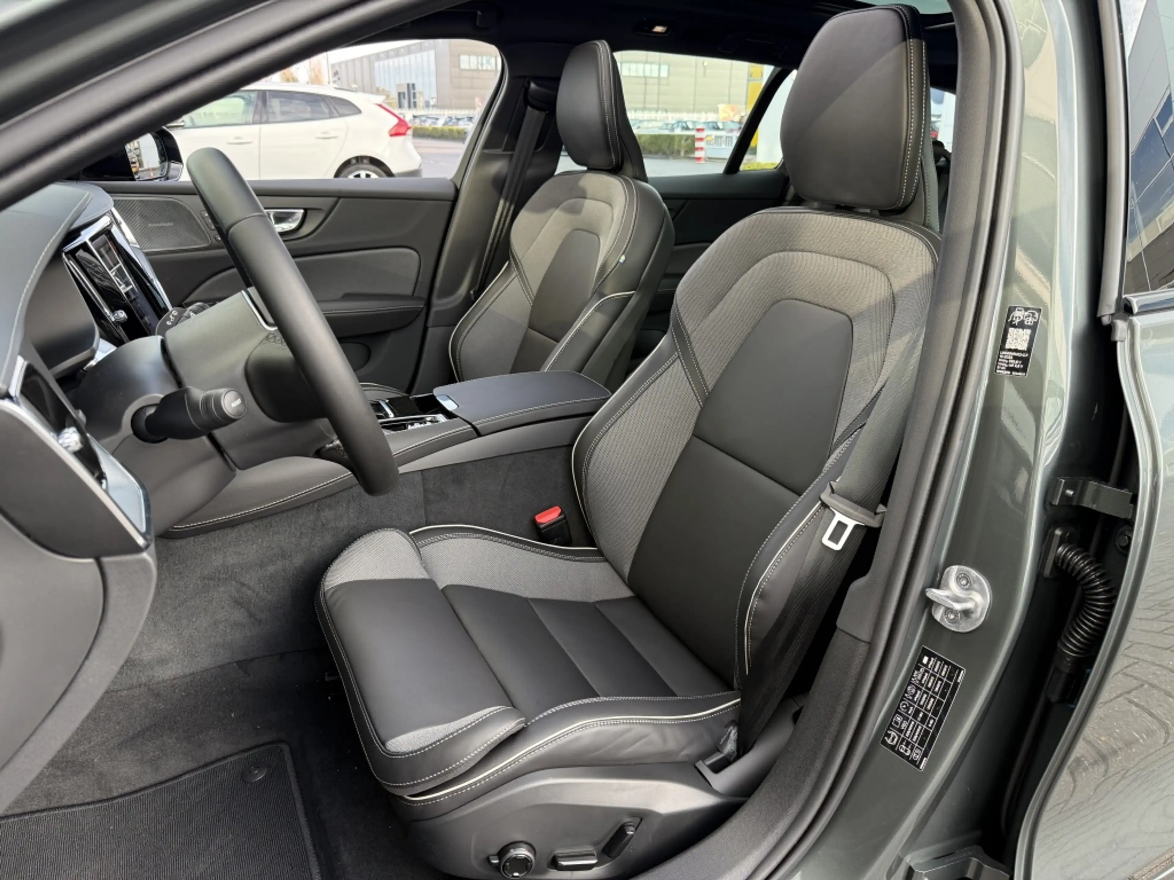 Volvo V60 T6 398PK Recharge Ultra Dark| Pano| 360Camera| Ada — photo 14