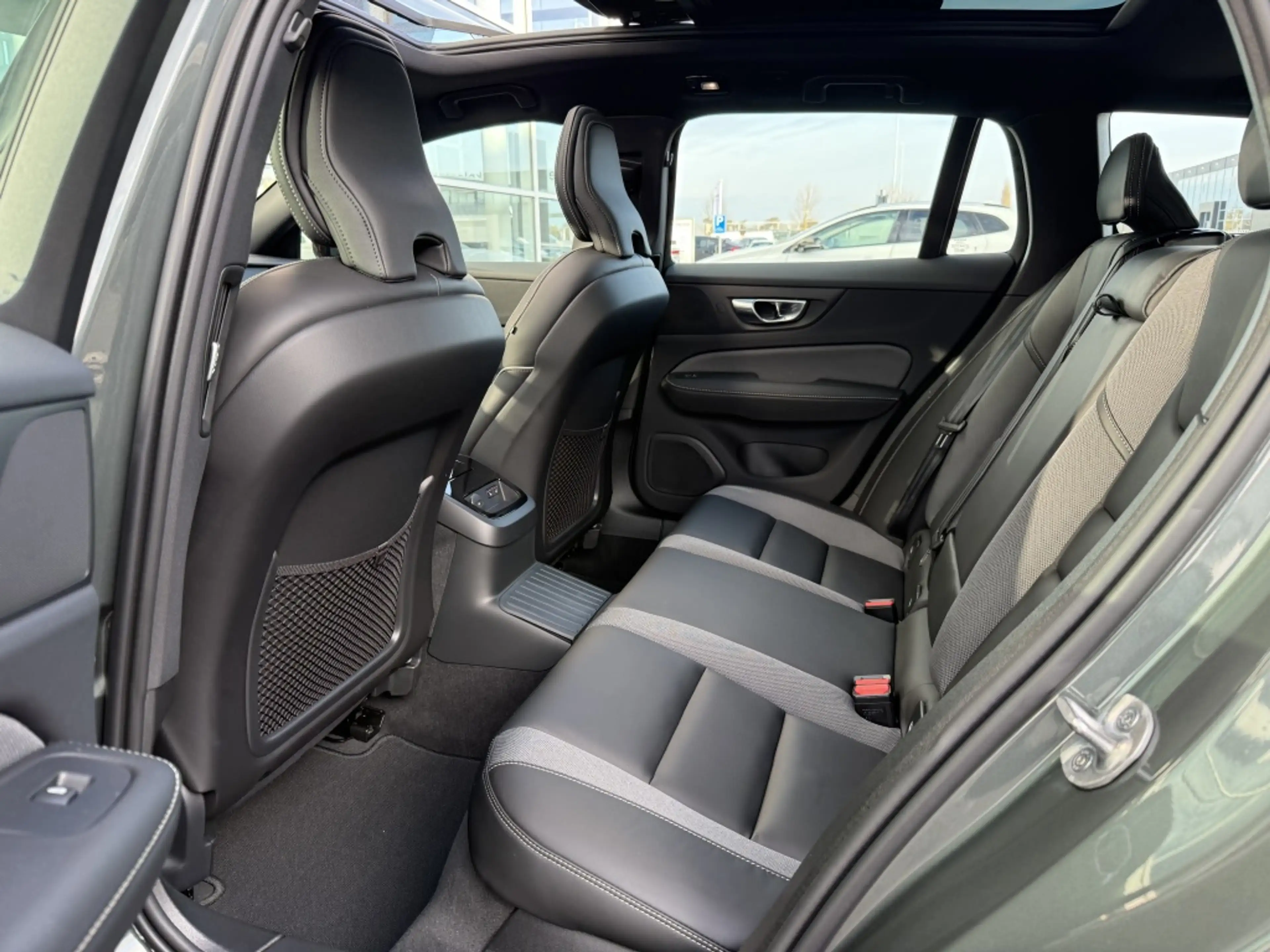 Volvo V60 T6 398PK Recharge Ultra Dark| Pano| 360Camera| Ada — photo 16