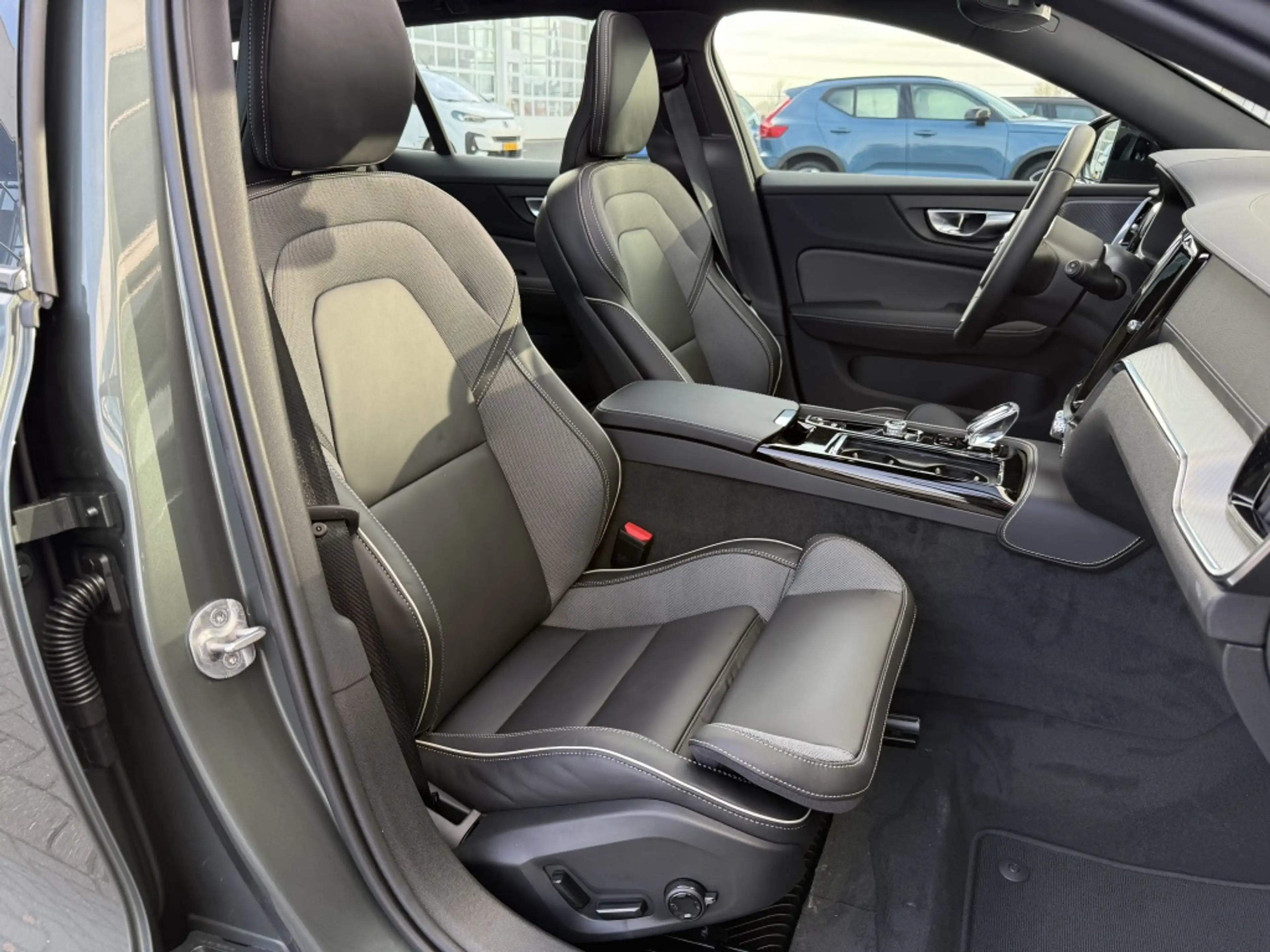 Volvo V60 T6 398PK Recharge Ultra Dark| Pano| 360Camera| Ada — photo 15