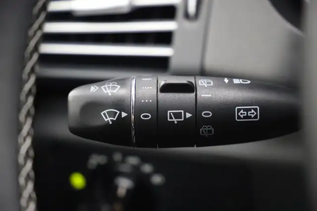 Mercedes-Benz R-Class view 24