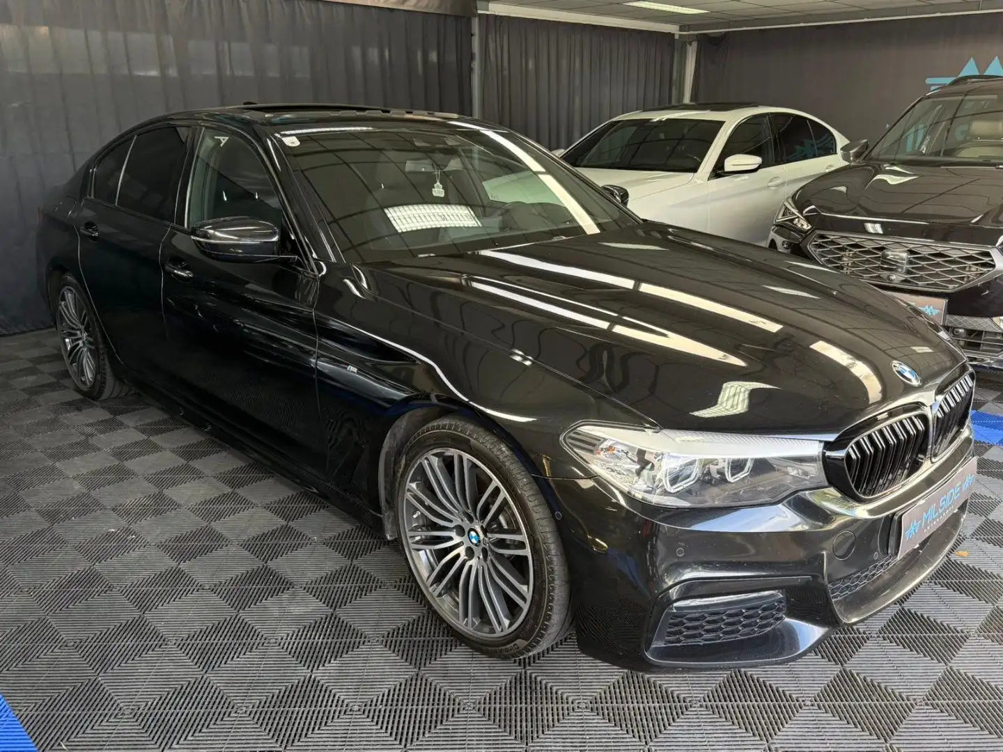 BMW 530 - 530 d xDrive M Sport Schwarz - 1