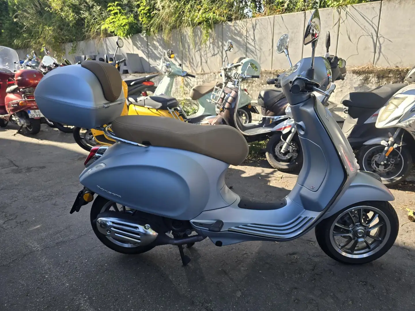 Vespa Primavera S 50 fahrbar mit Autoführerschein Šedá - 1