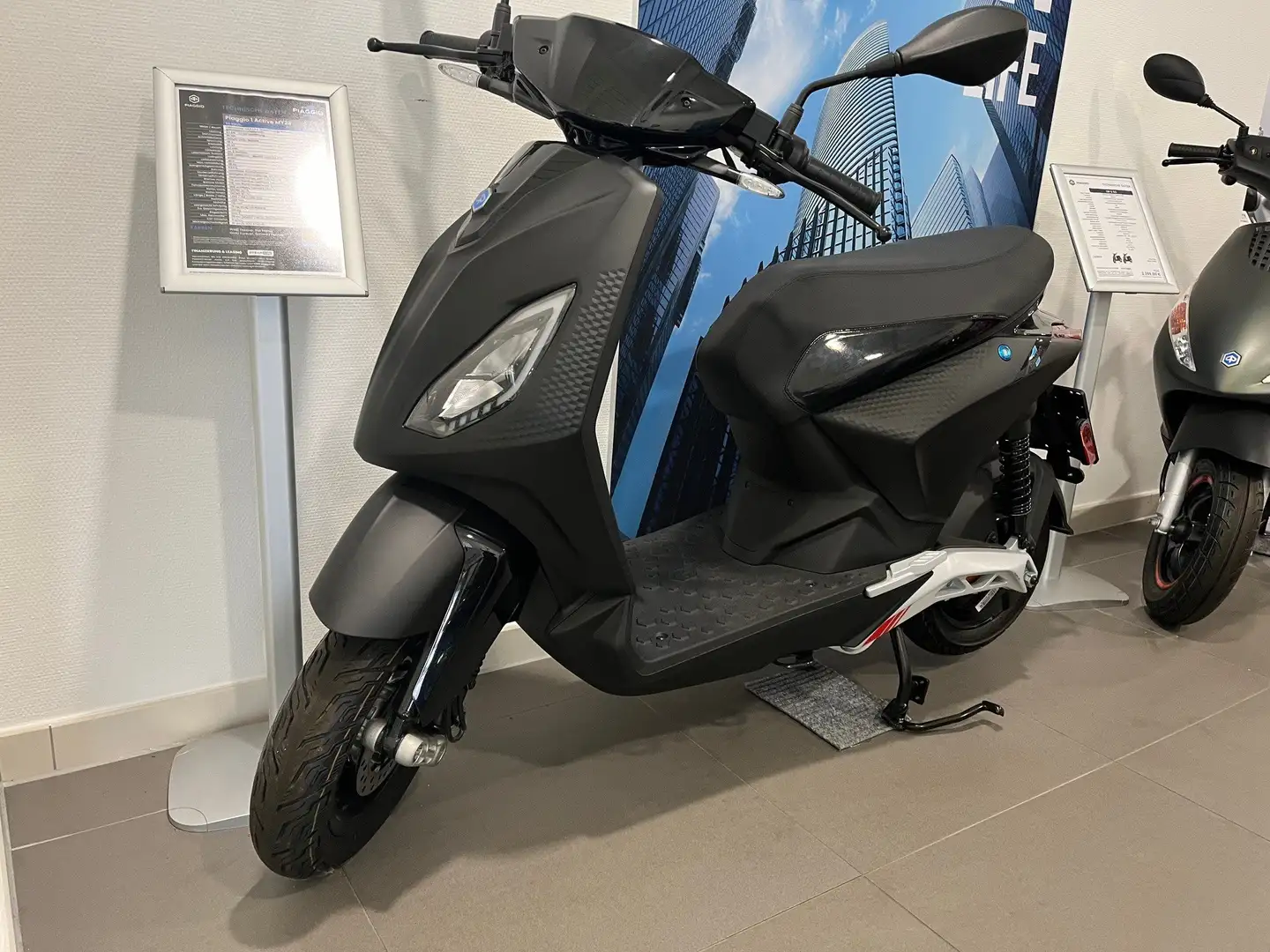 Piaggio Piaggio 1 PIAGGIO 1 ACTIVE E5 PMP MY23 BLACK Чорний - 1