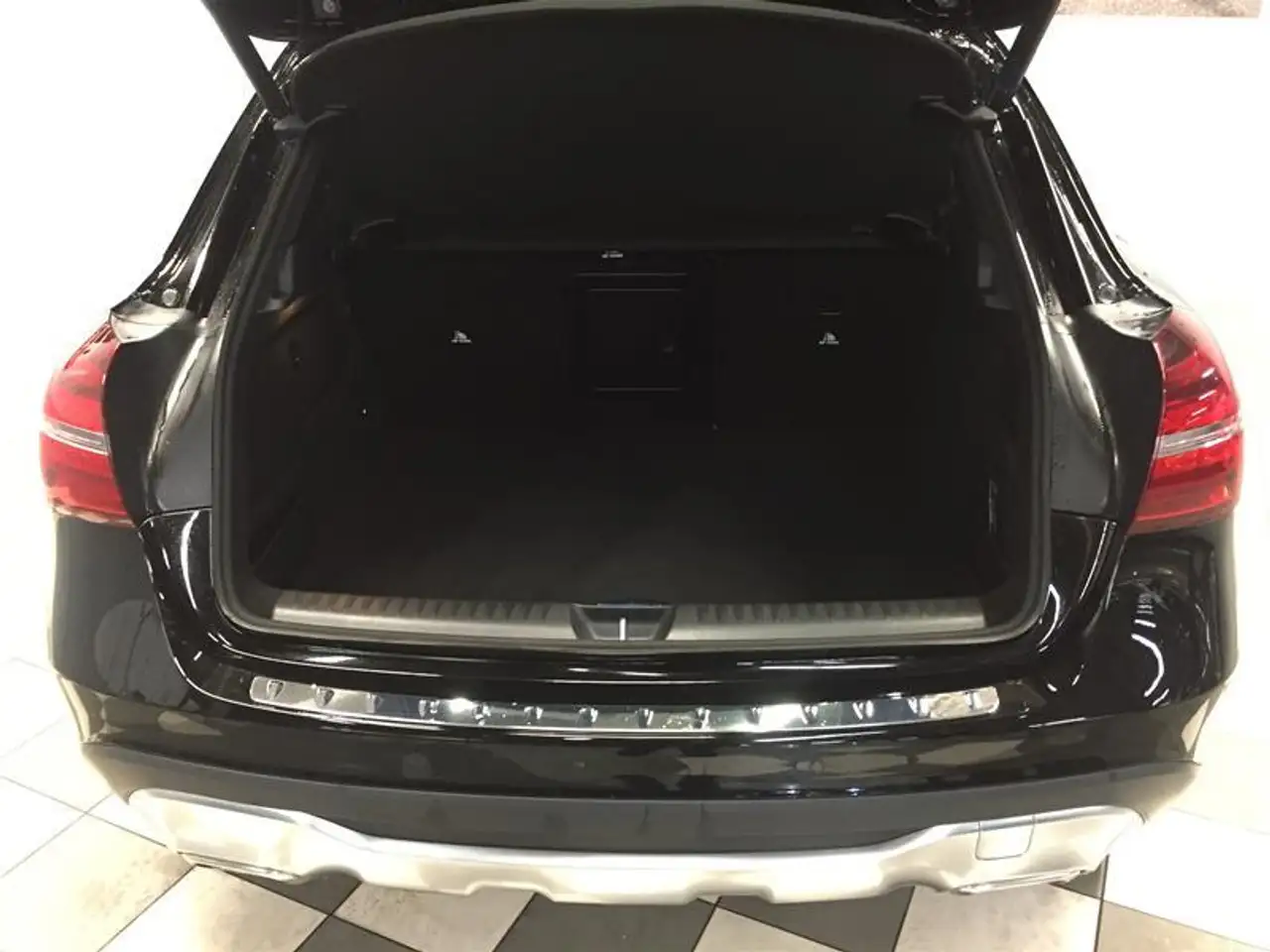 Mercedes-Benz GLA снимка Mercedes-Benz GLA