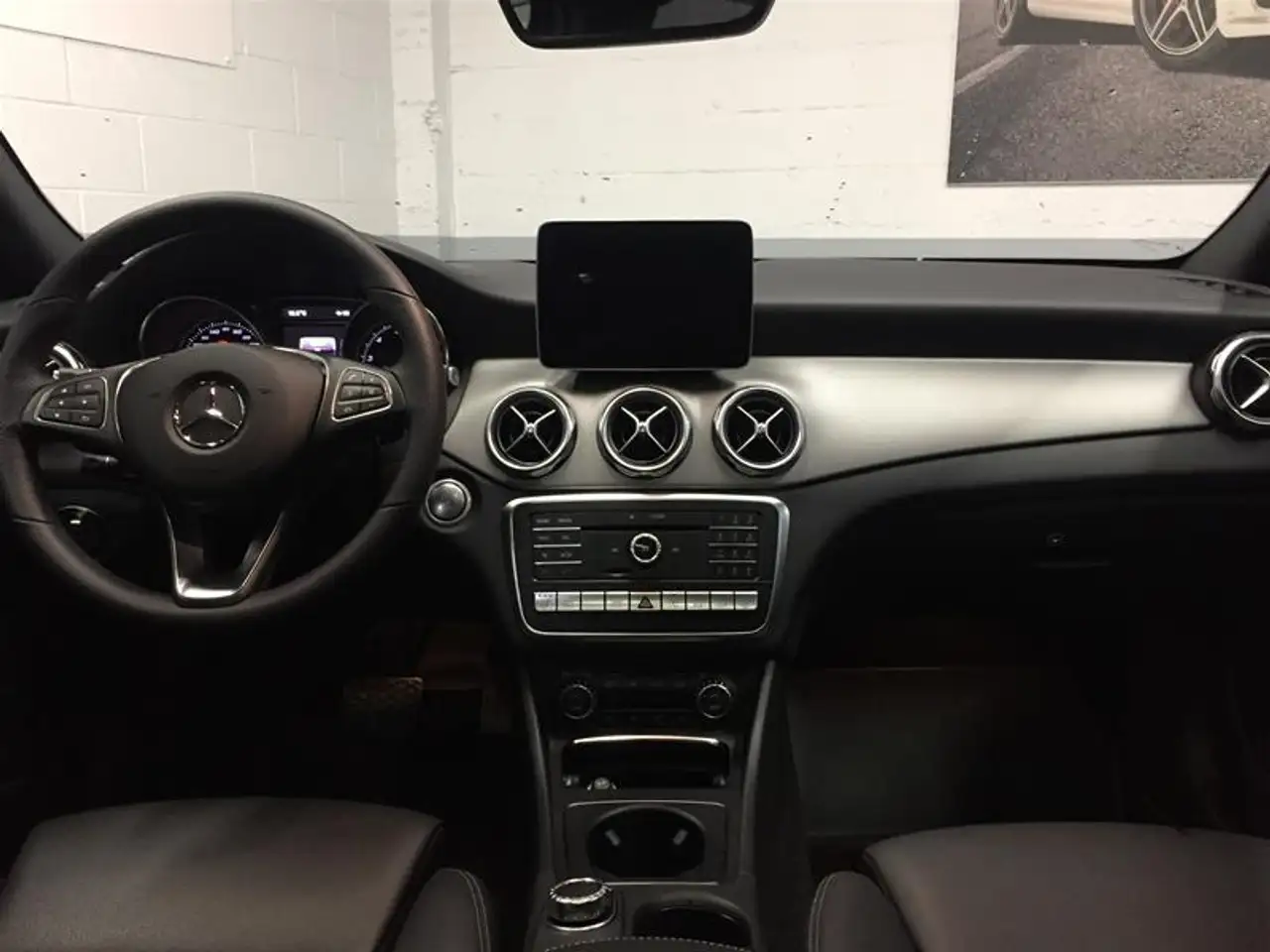 Mercedes-Benz GLA снимка Mercedes-Benz GLA