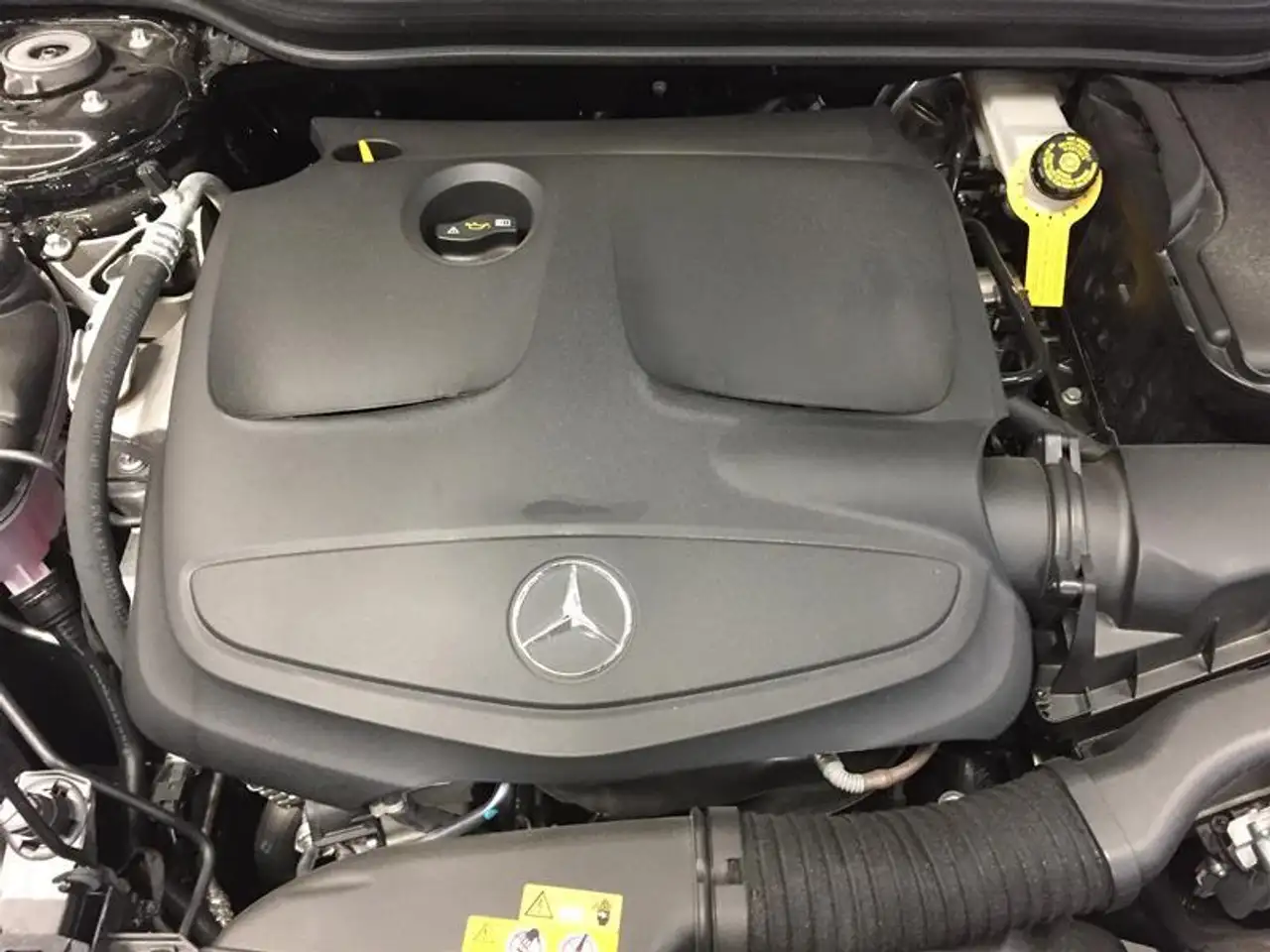 Mercedes-Benz GLA снимка Mercedes-Benz GLA