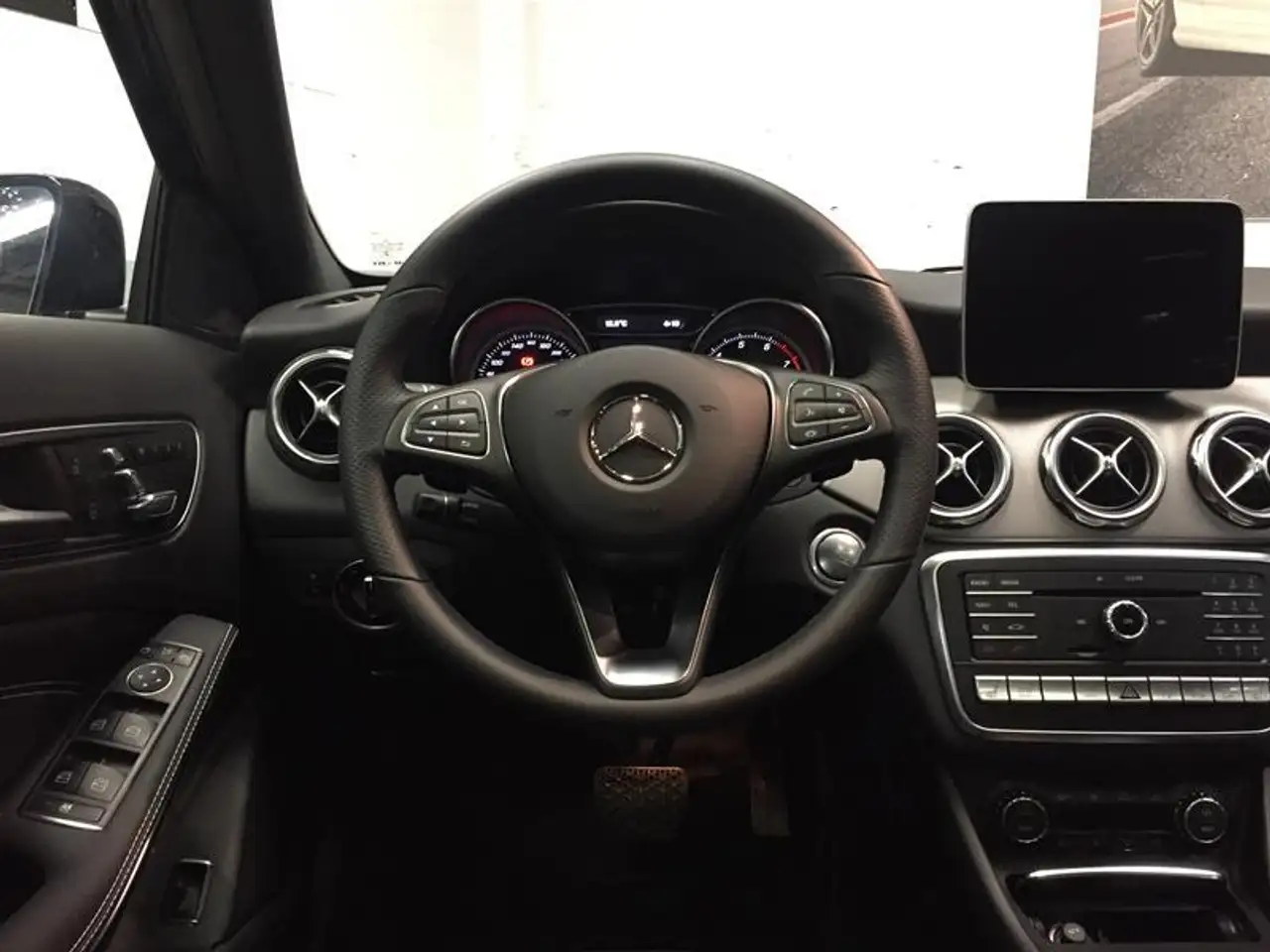 Mercedes-Benz GLA снимка Mercedes-Benz GLA