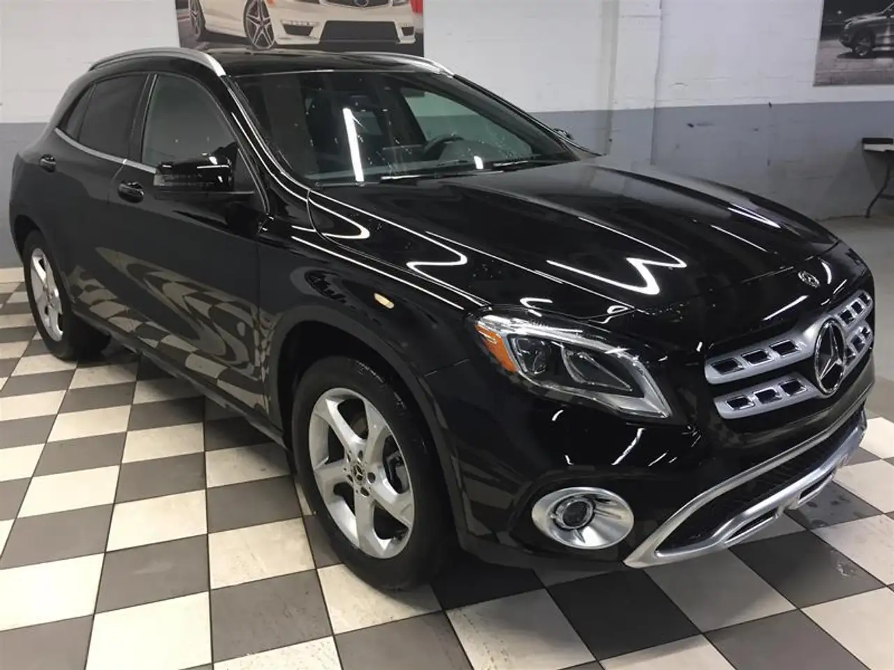 Mercedes-Benz GLA снимка Mercedes-Benz GLA