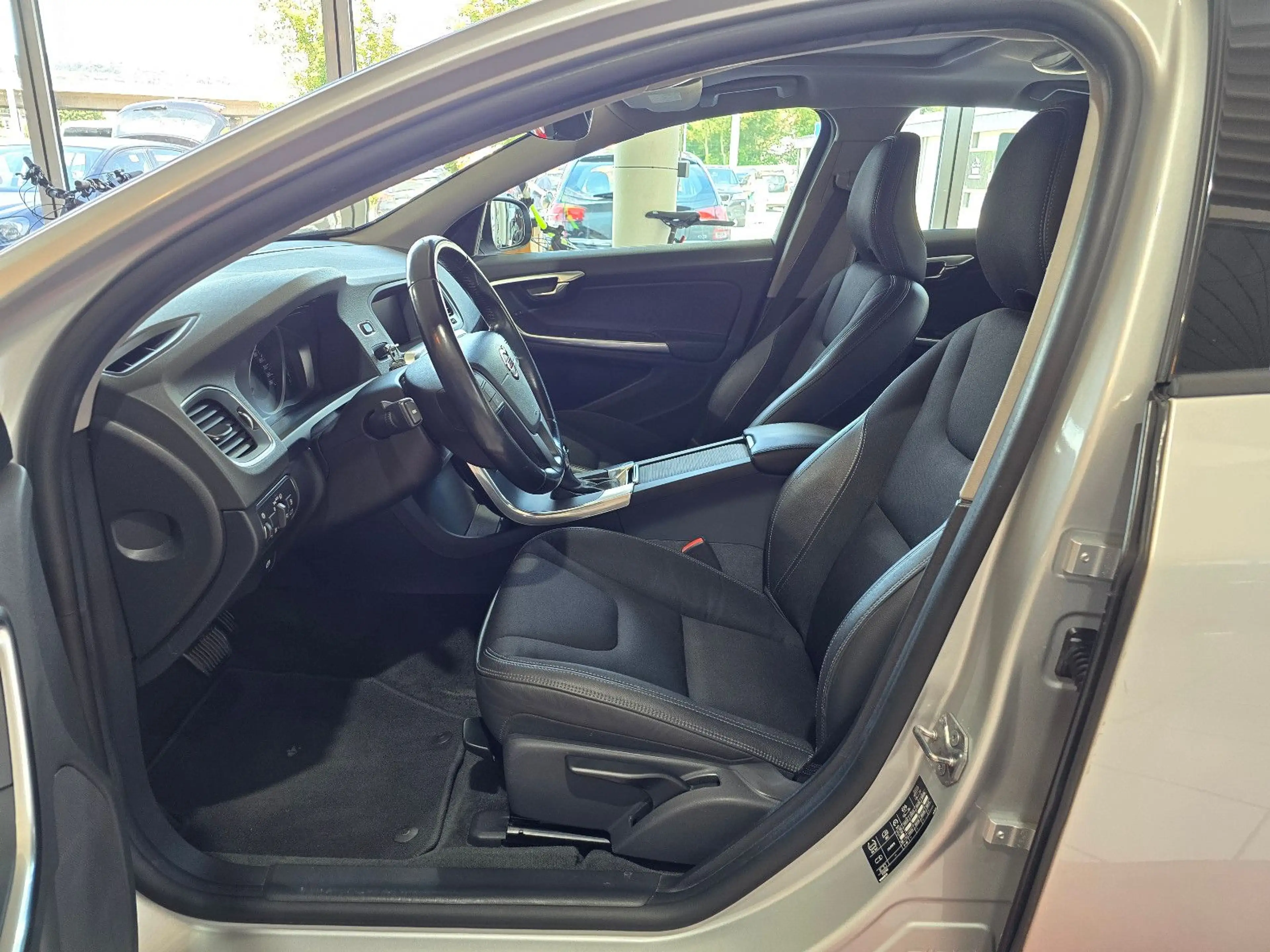 Volvo S60 Lim. Business Edition+NAVI+TEILLEDER+XENON+ — photo 12