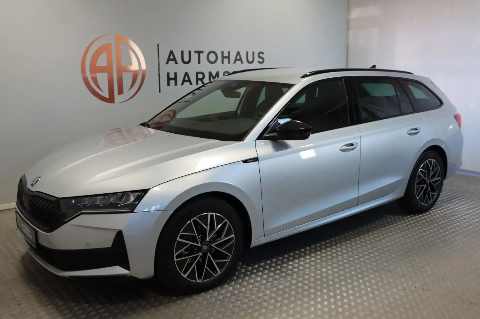Skoda Octavia Combi 2.0 TDI DSG Sportline AHK Kamera Silber - 2