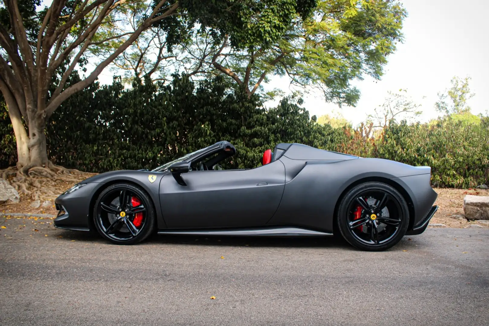 Ferrari 296 GTS Zwart - 2