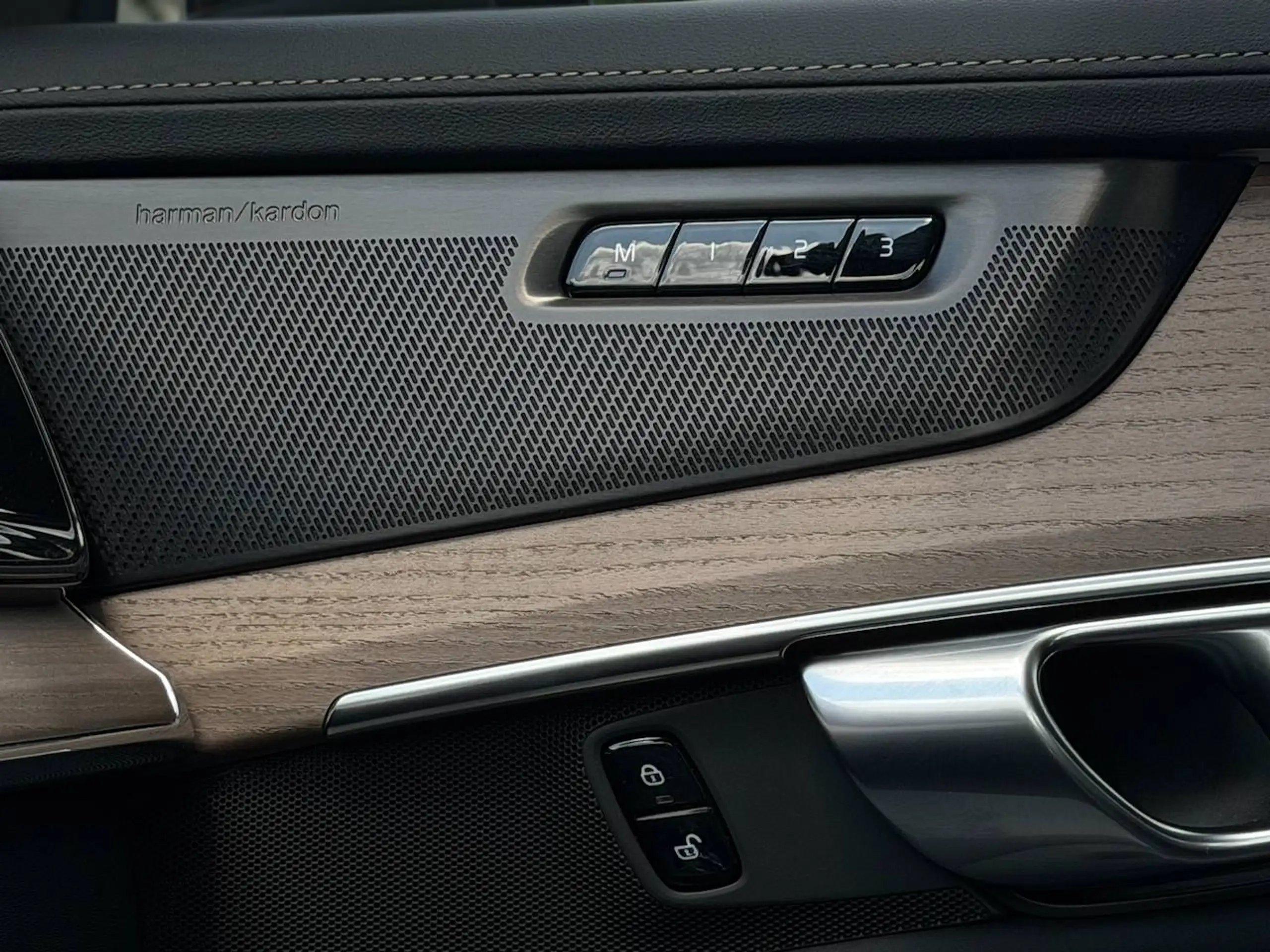 Volvo XC90 T8 PHEV PLUS DARK 7-ZIT HARMAN KARDON MEMORY SEATS APPLE CARPLAY — 13/20