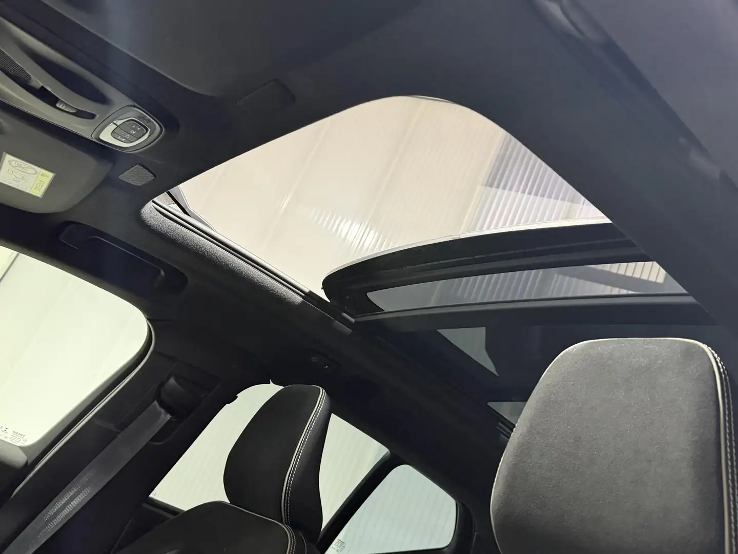 Volvo XC40 1.5 T3 R-Design | Luxury Pack | Pano Dak | Wegklap Weiß - 2