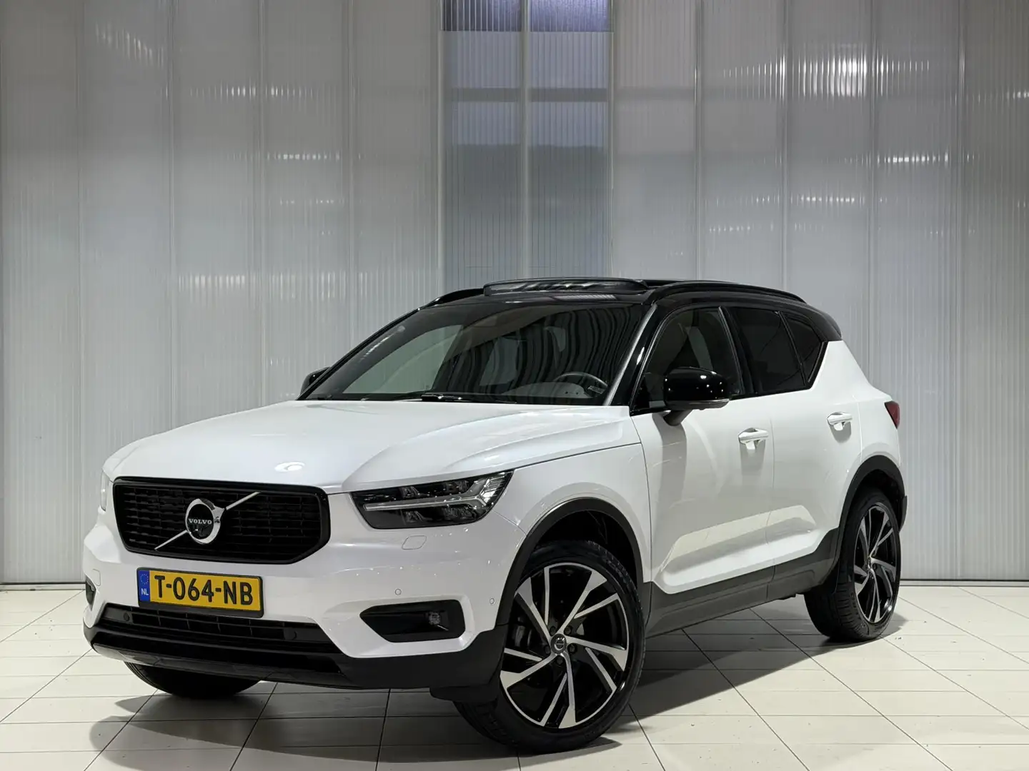 Volvo XC40 1.5 T3 R-Design | Luxury Pack | Pano Dak | Wegklap Weiß - 1