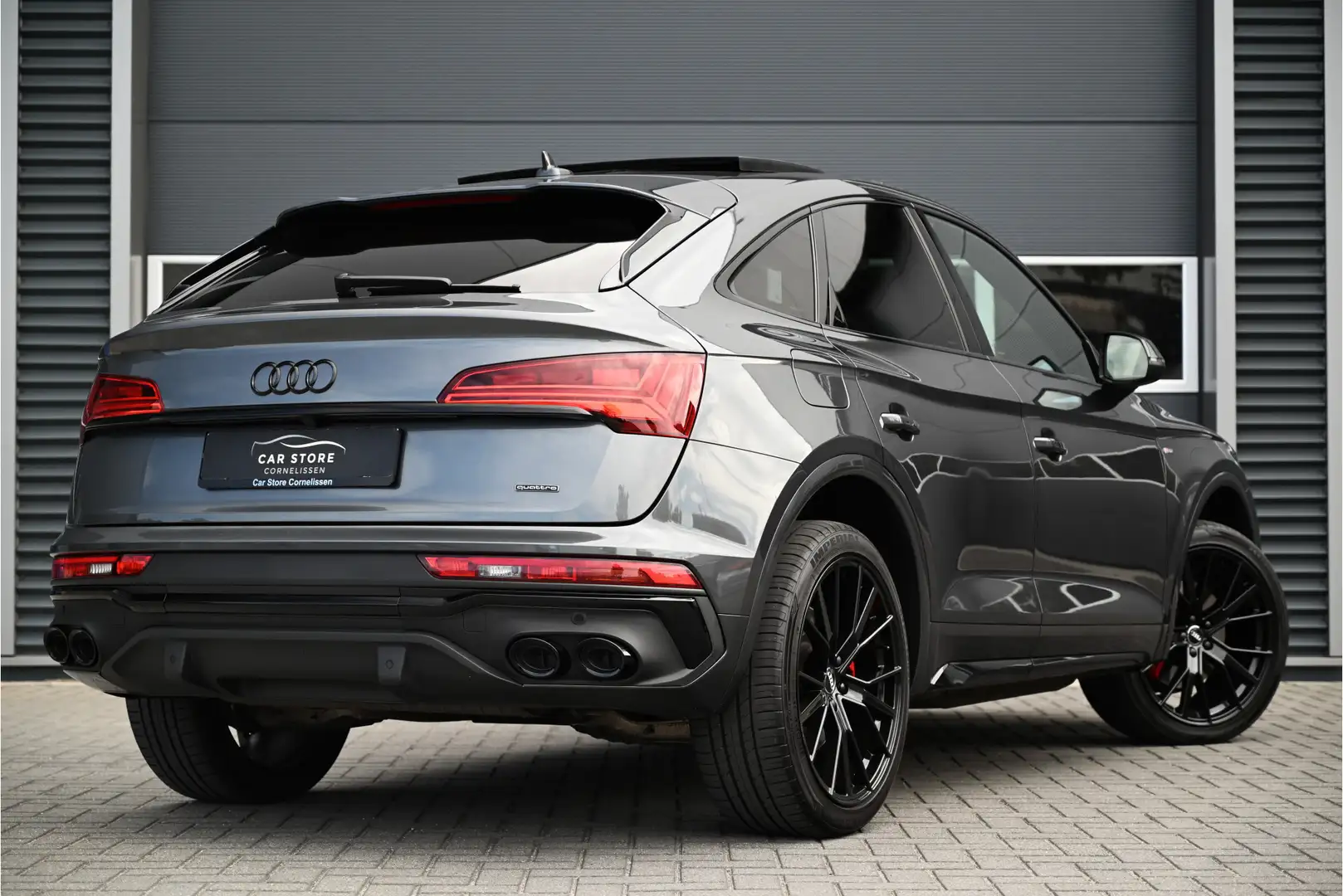 Audi Q5 Sportback 55 TFSI e 367 PK / 3 X S-LINE / PANO / L Grijs - 2