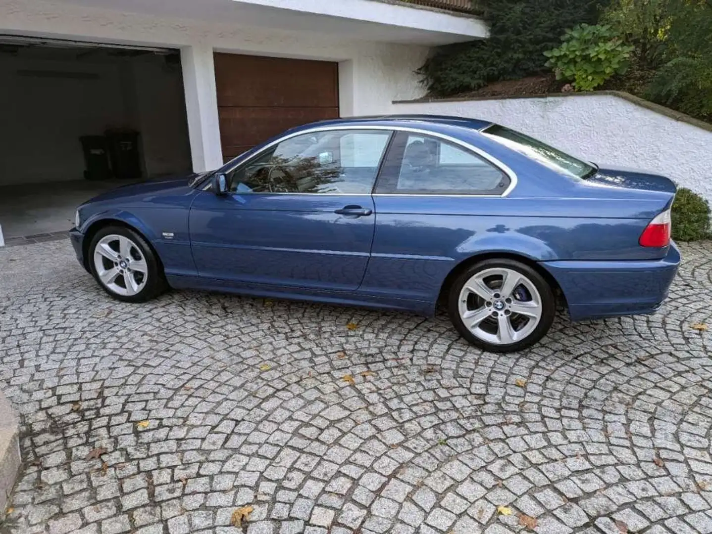 BMW 323 323i Coupé Aut. Blau - 2