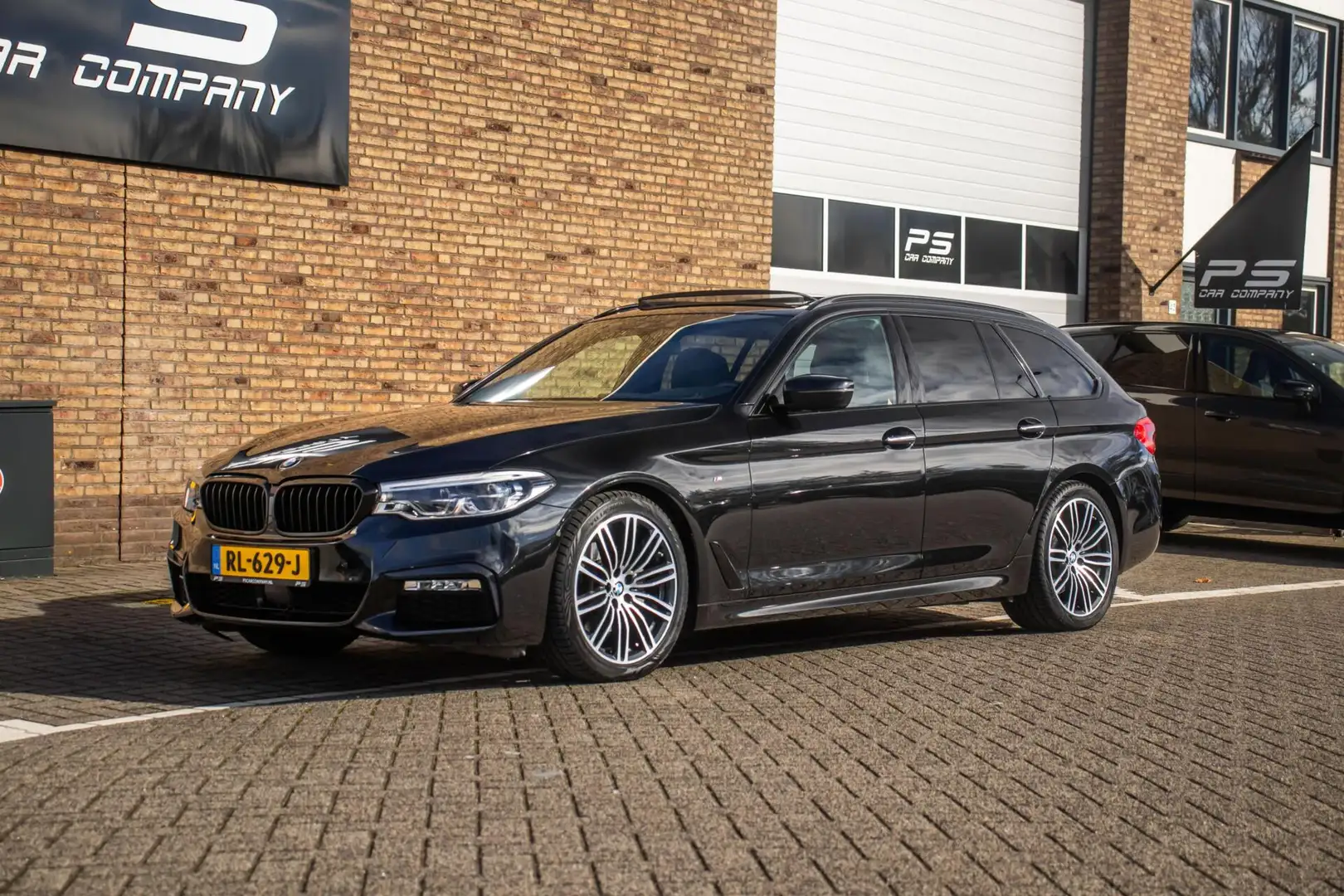 BMW 520 5-serie Touring 520i M-Sport, NAP, Leder, Pano, H& Noir - 2