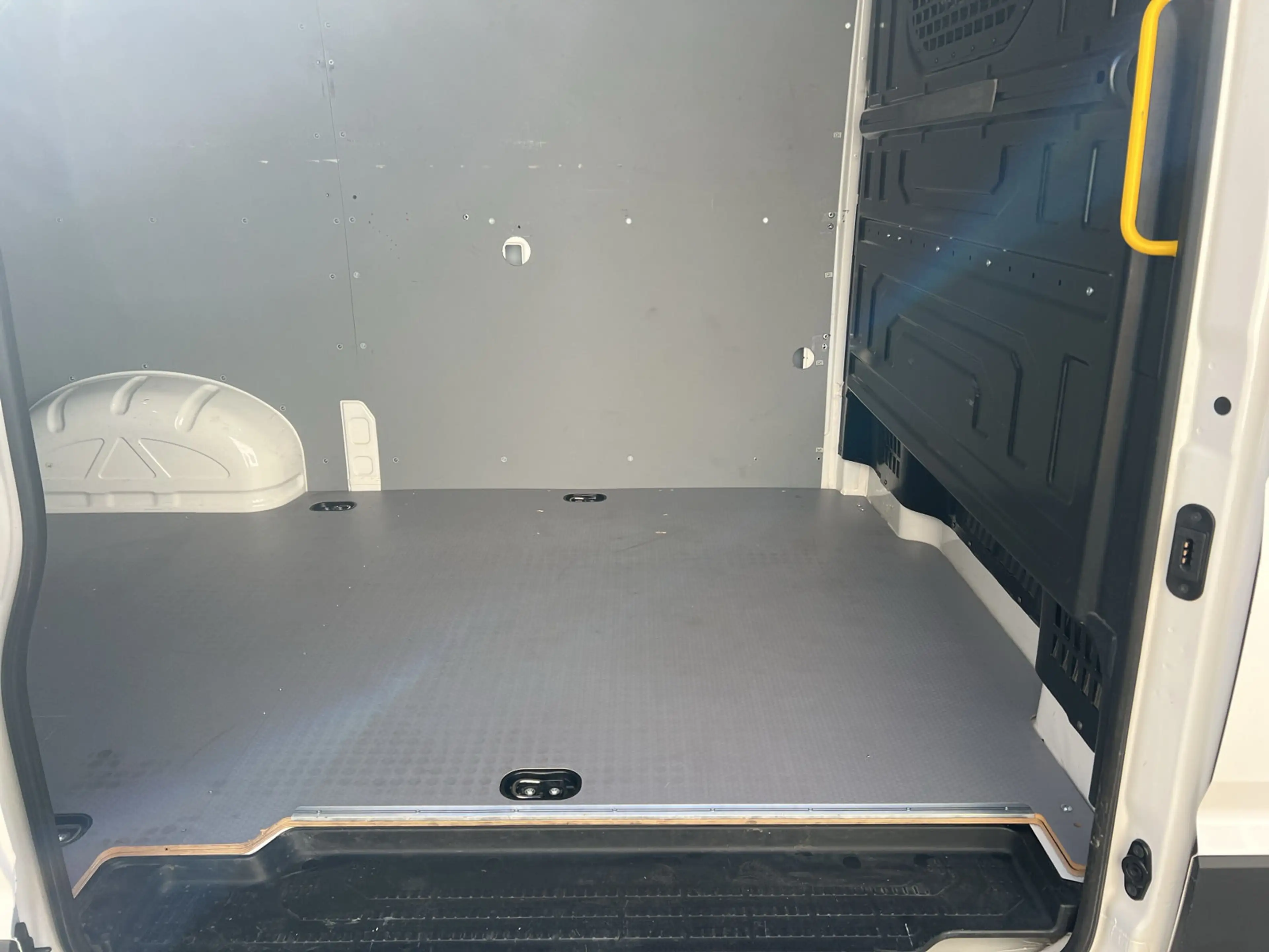 Volkswagen Crafter Kasten 35 MR AHK KAMERA PDC DAB — photo 12