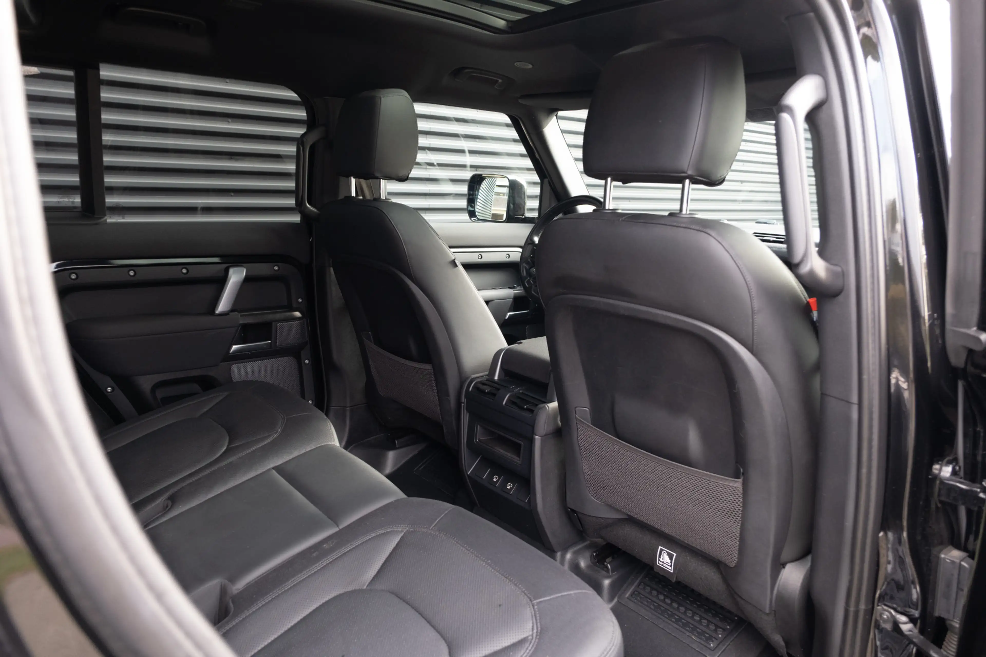 Land Rover Defender 110 2.0 P400e 110 X-Dynamic SE / 22'' Heritage/ Sc — photo 18