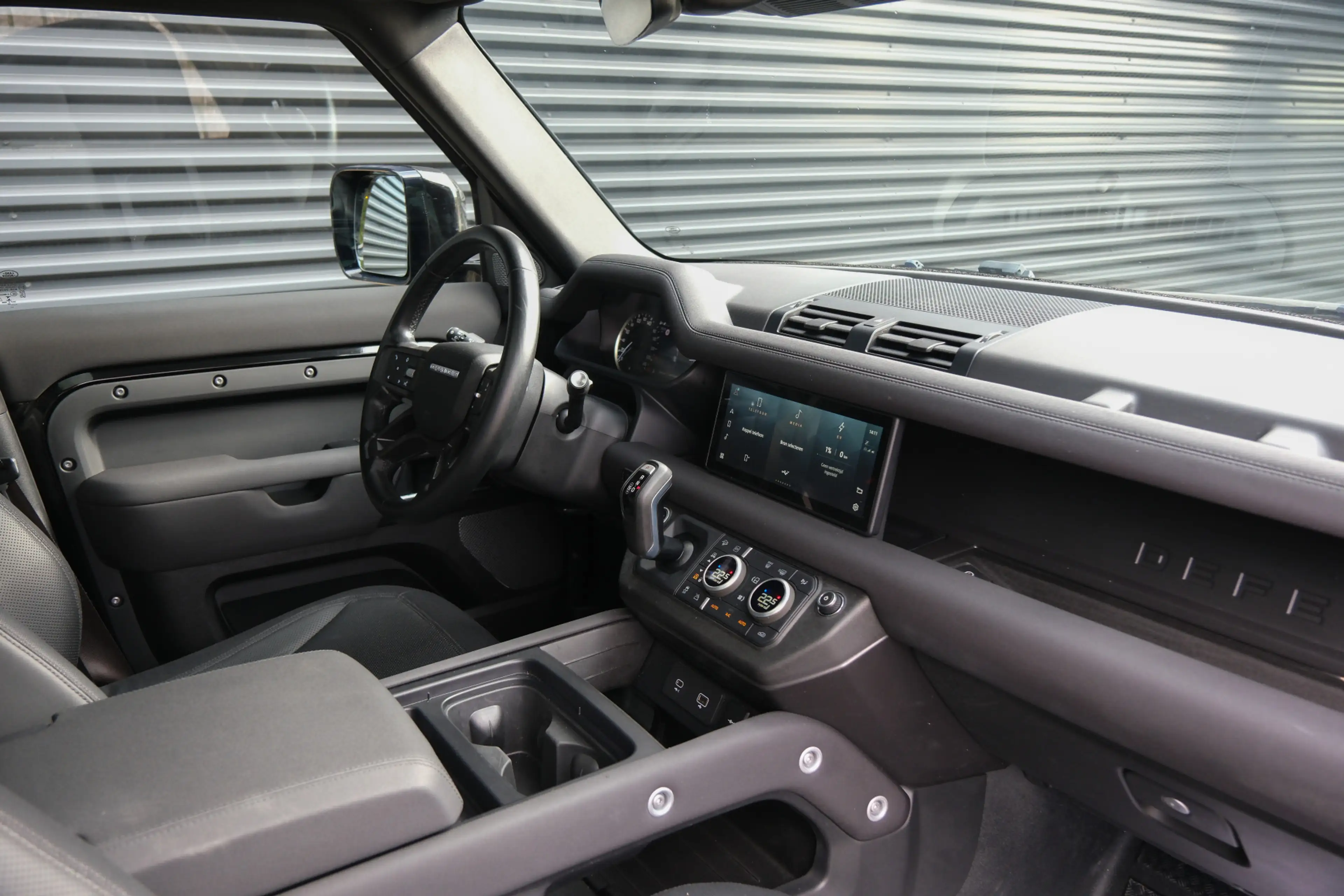Land Rover Defender 110 2.0 P400e 110 X-Dynamic SE / 22'' Heritage/ Sc — photo 3