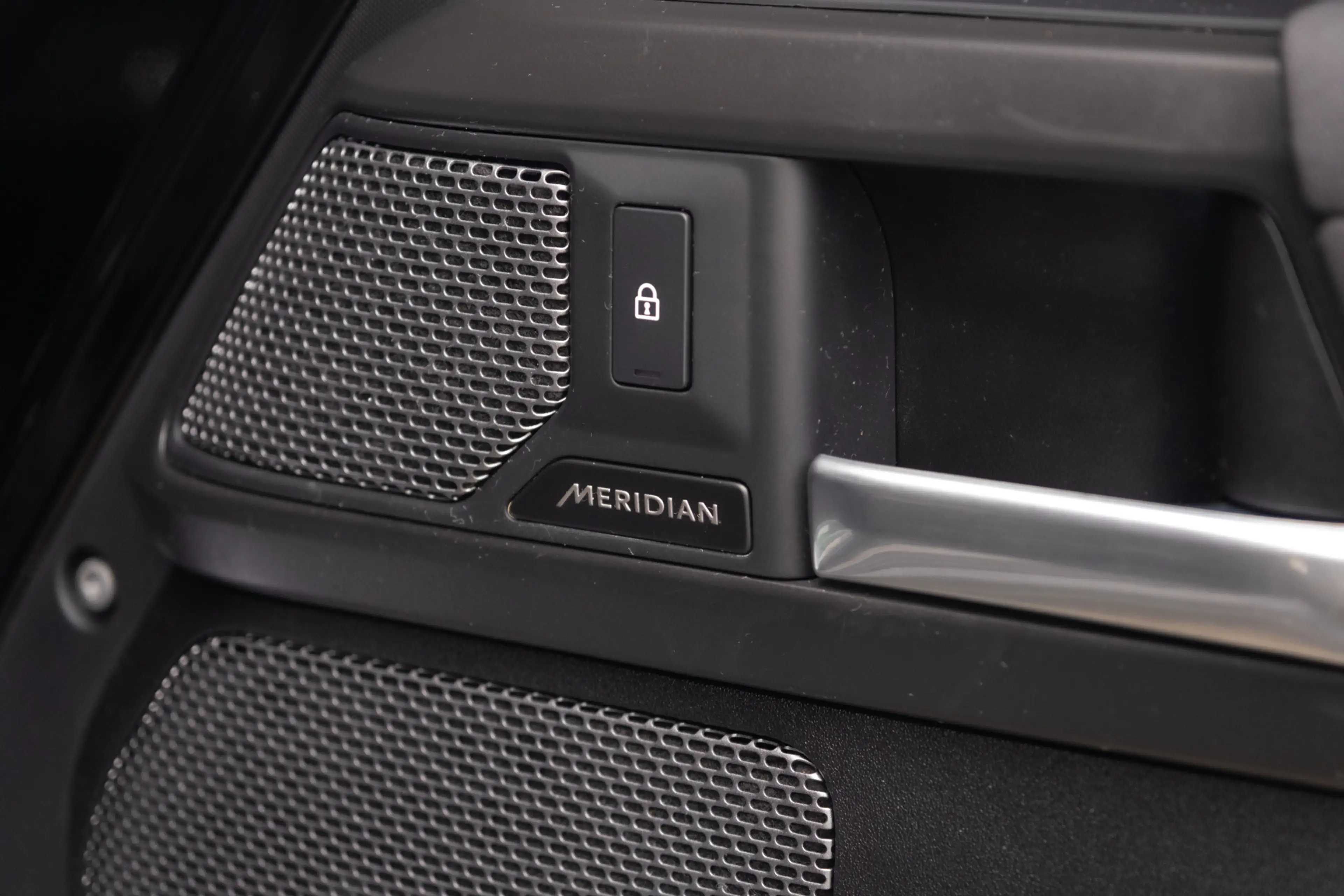 Land Rover Defender 110 2.0 P400e 110 X-Dynamic SE / 22'' Heritage/ Sc — photo 17