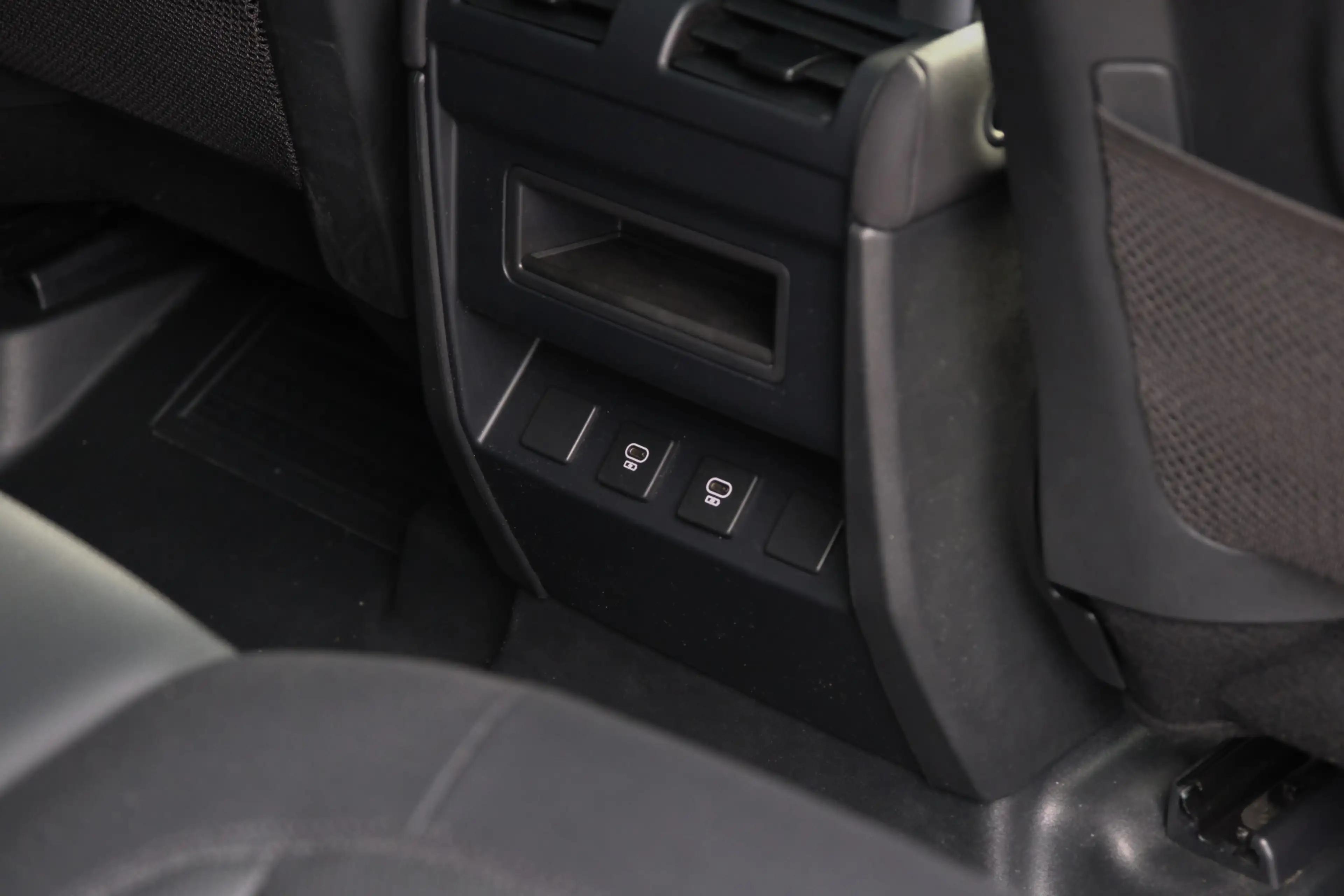 Land Rover Defender 110 2.0 P400e 110 X-Dynamic SE / 22'' Heritage/ Sc — photo 19