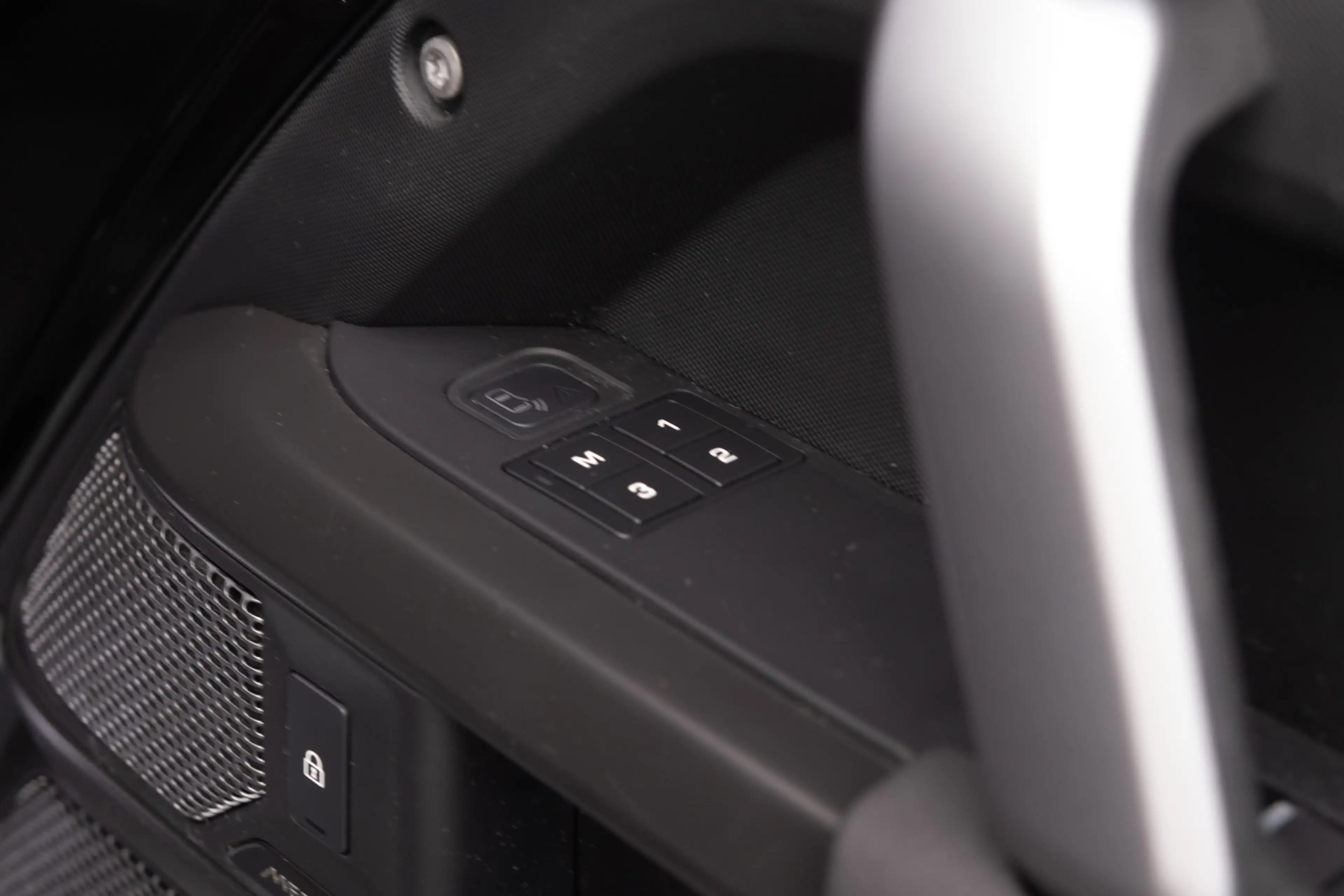 Land Rover Defender 110 2.0 P400e 110 X-Dynamic SE / 22'' Heritage/ Sc — photo 15