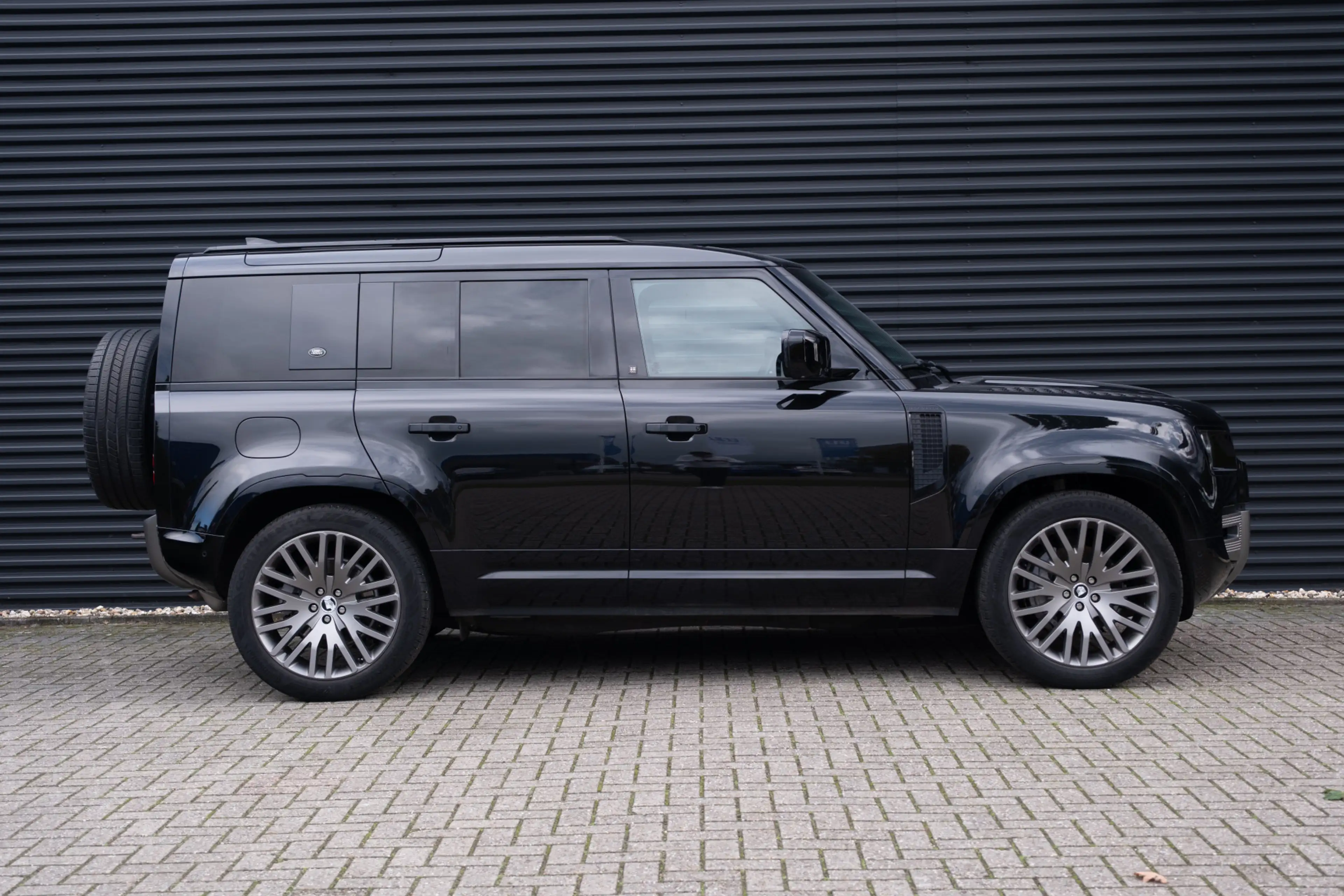 Land Rover Defender 110 2.0 P400e 110 X-Dynamic SE / 22'' Heritage/ Sc — photo 2