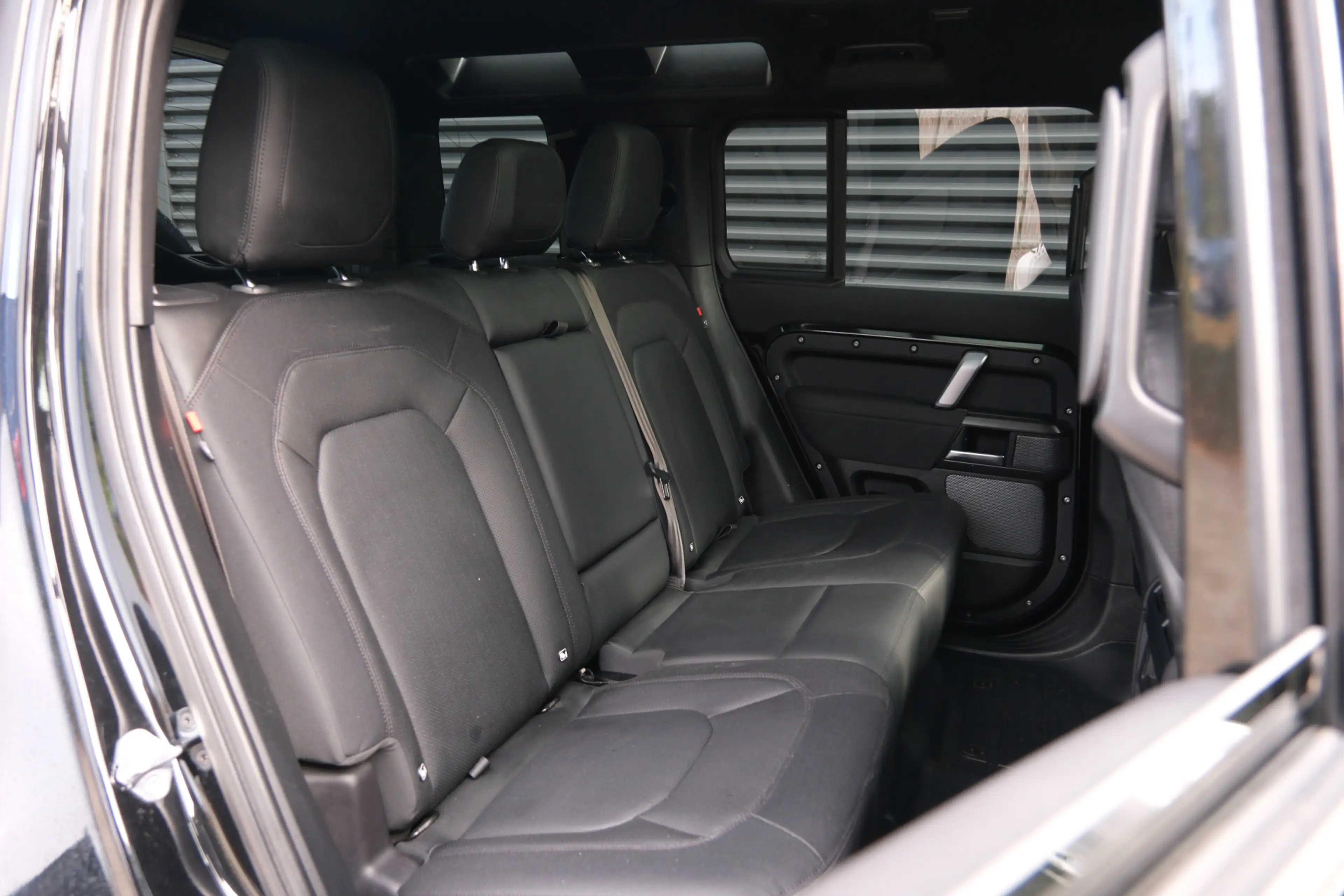 Land Rover Defender 110 2.0 P400e 110 X-Dynamic SE / 22'' Heritage/ Sc — photo 4
