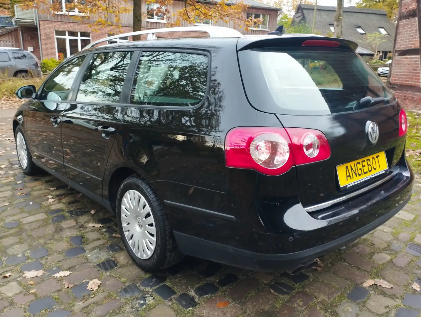 Volkswagen Passat Trendline NAVI PDC AHK TEMP Schwarz - 2